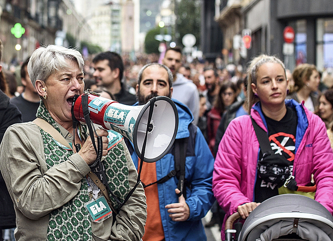 Una sindicalista de ELA grita consignas contra la gestin del PNV de los servicios pblicos, ayer, en Bilbao.