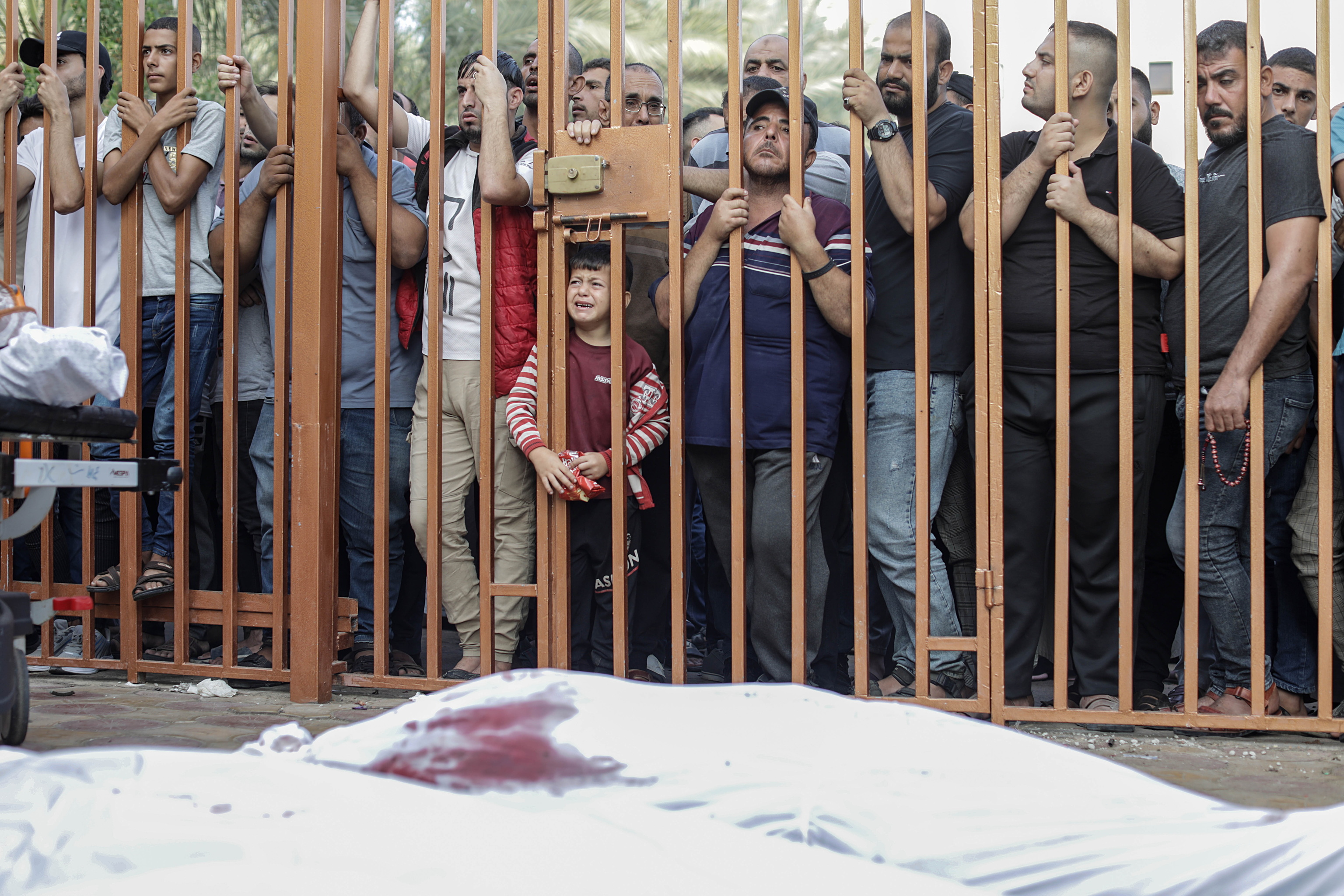 Familiares de palestinos muertos lloran junto a sus cuerpos en Khan Yunis.