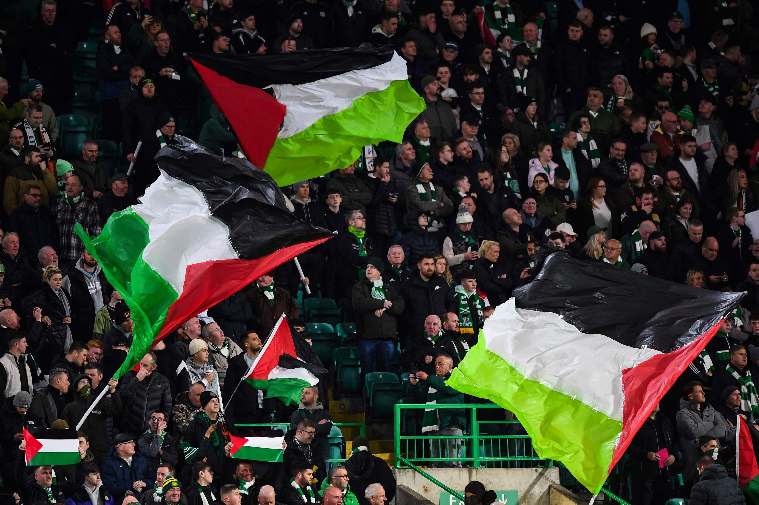 Fans del Celtic con banderas palestinas en el partido ante el Atlético.