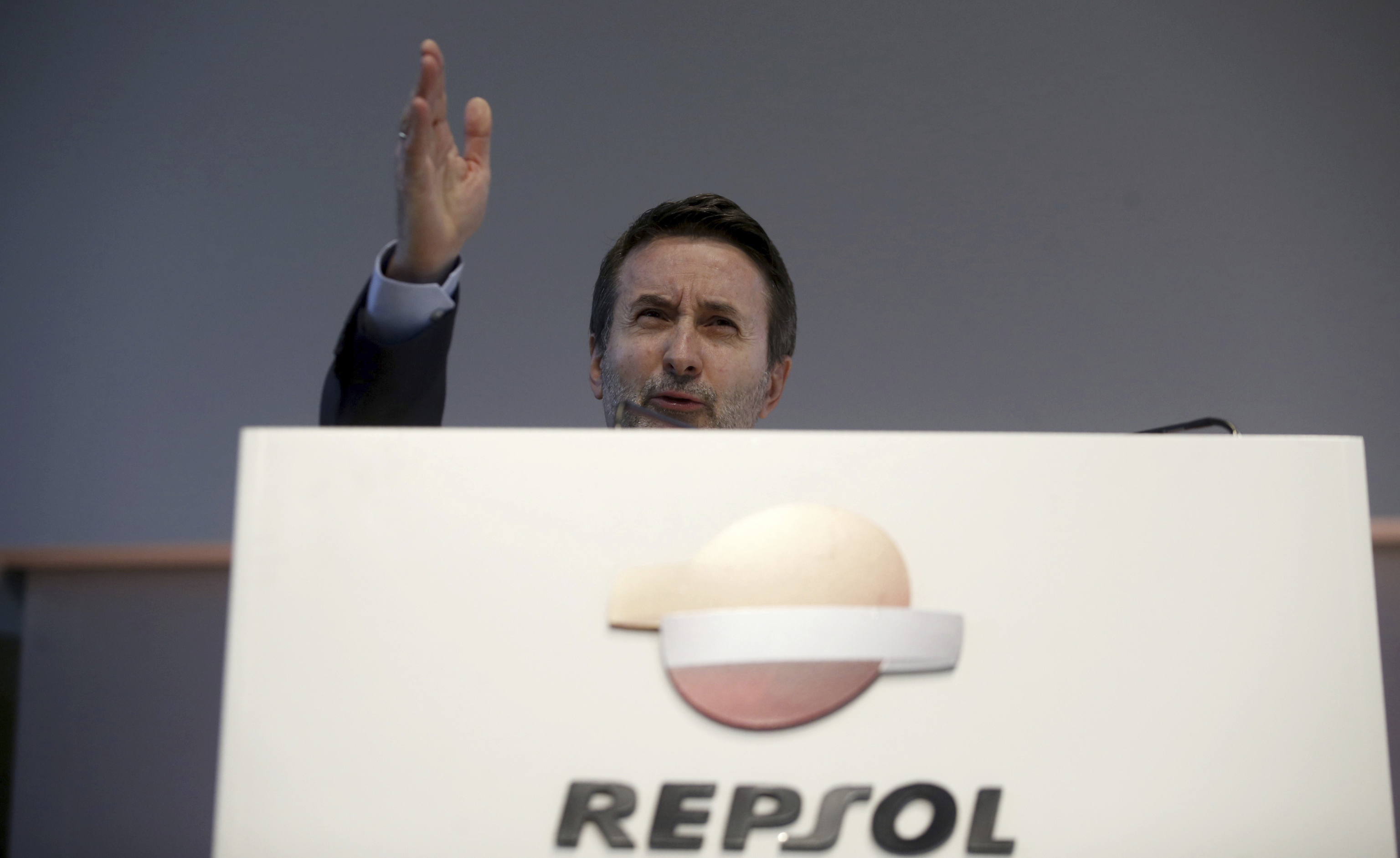 Repsol prepara una lluvia de dividendos de 10.000 millones hasta 2027 y condiciona sus inversiones en España al ‘impuestazo’