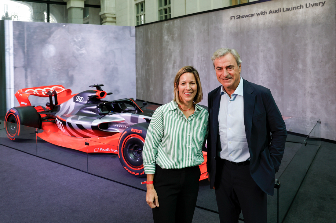 Natalie Robyn, CEO de la FIA, junto a Carlos Sainz delante del prototipo de Audi para la Fórmula 1.