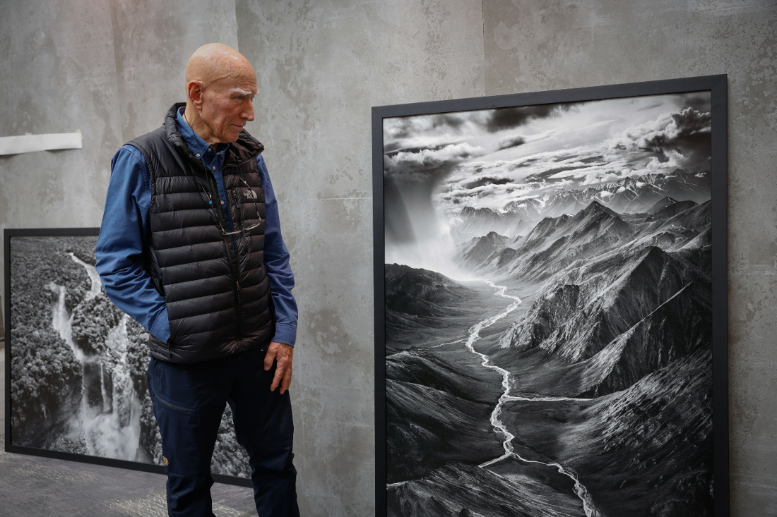 Sebastião Salgado supervisa la instalación en el 'Audi Summit for Progress' de una selección de sus fotografías.