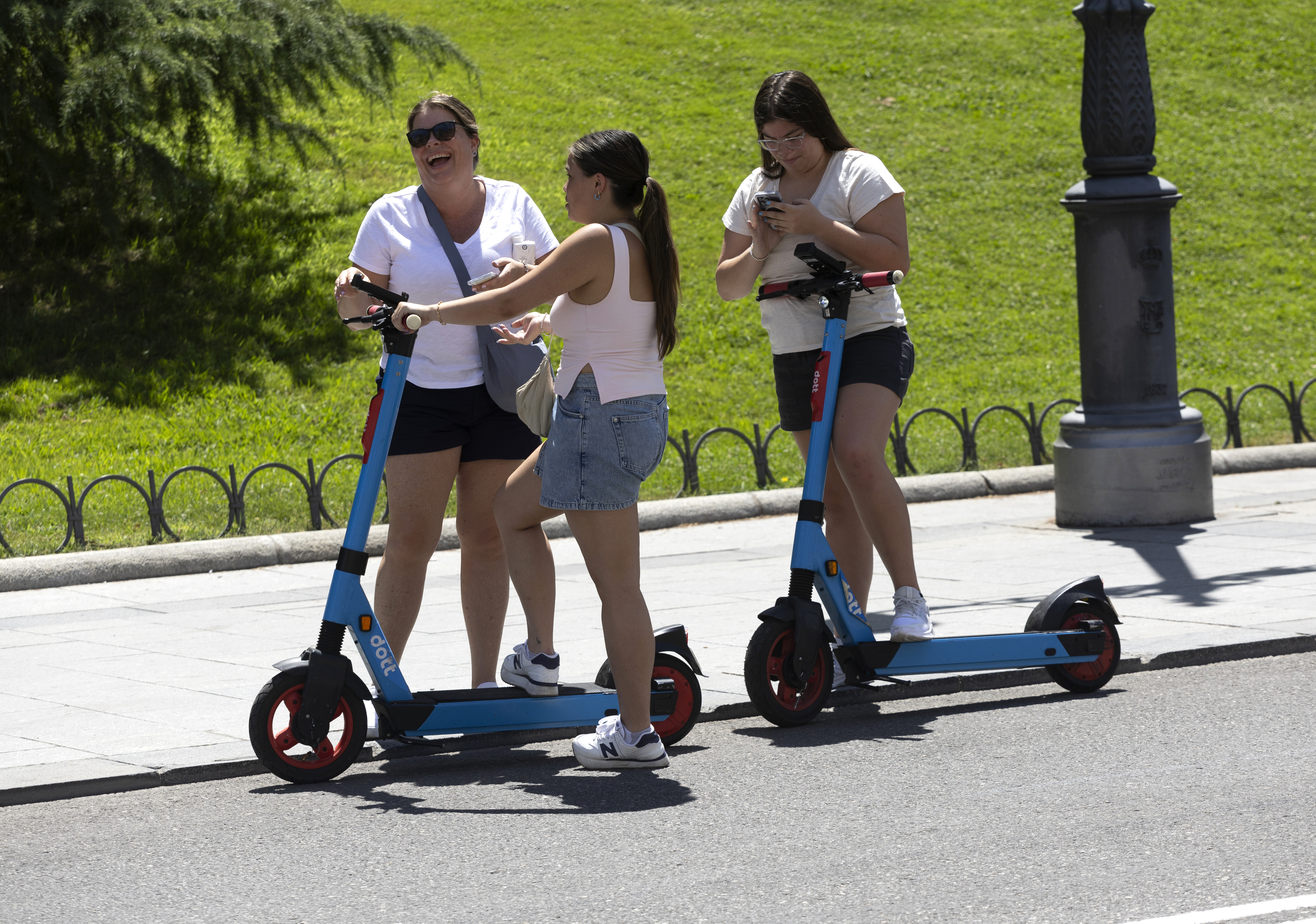Turistas en patinete elctrico en Madrid.