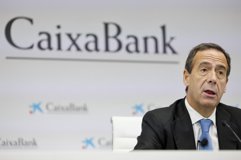 CaixaBank desmonta la tesis del Gobierno con el impuesto a la banca: «Si penalizamos a las grandes empresas nos pegamos un tiro en el pie»