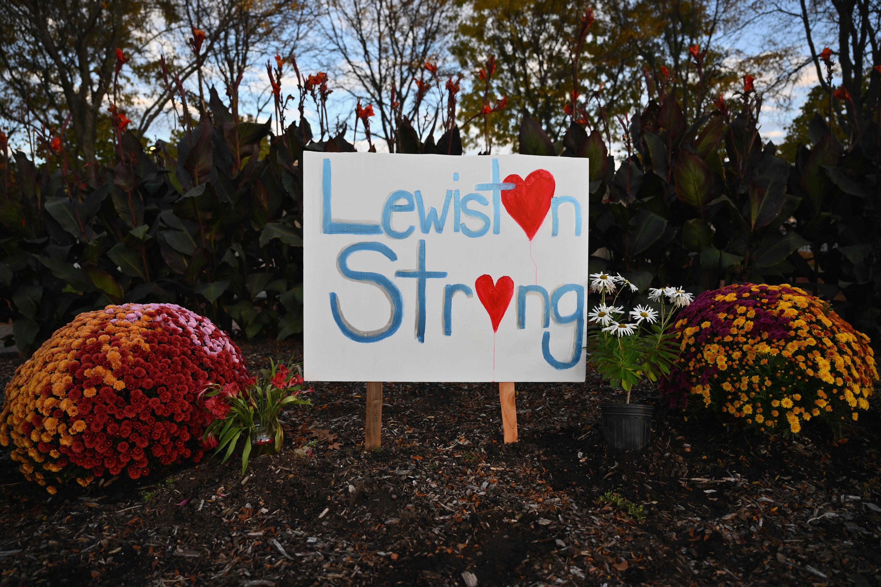 Un cartel de apoyo a la poblacin, en un parque de Lewinston.
