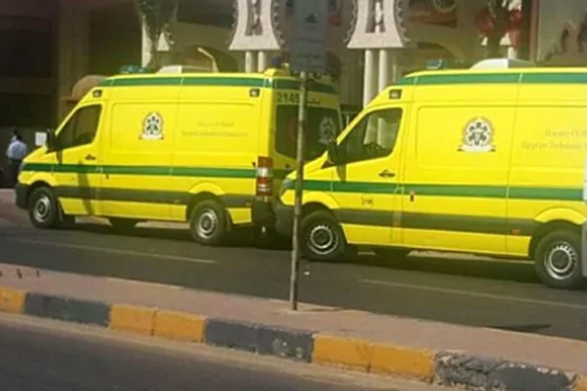 Varias ambulancias en una carretera de Egipto.