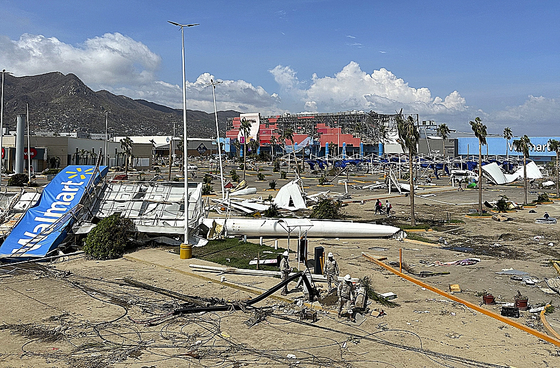 Imagen de la entrada del hipermercado Walmart en Acapulco, destruida por el paso del huracán Otis.