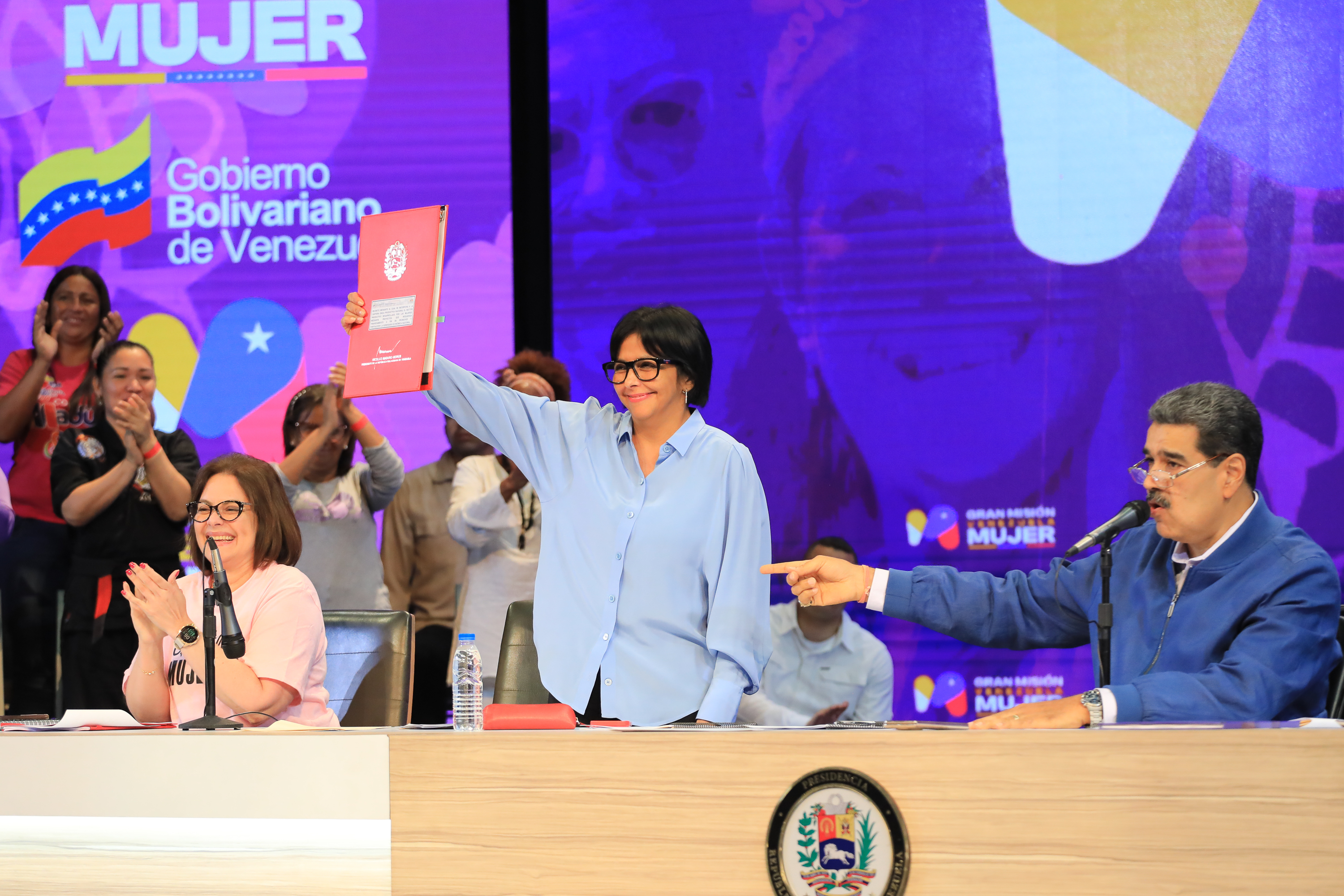 La vicepresidenta de Venezuela, Delcy Rodríguez, junto al mandatario, Nicolás Maduro.