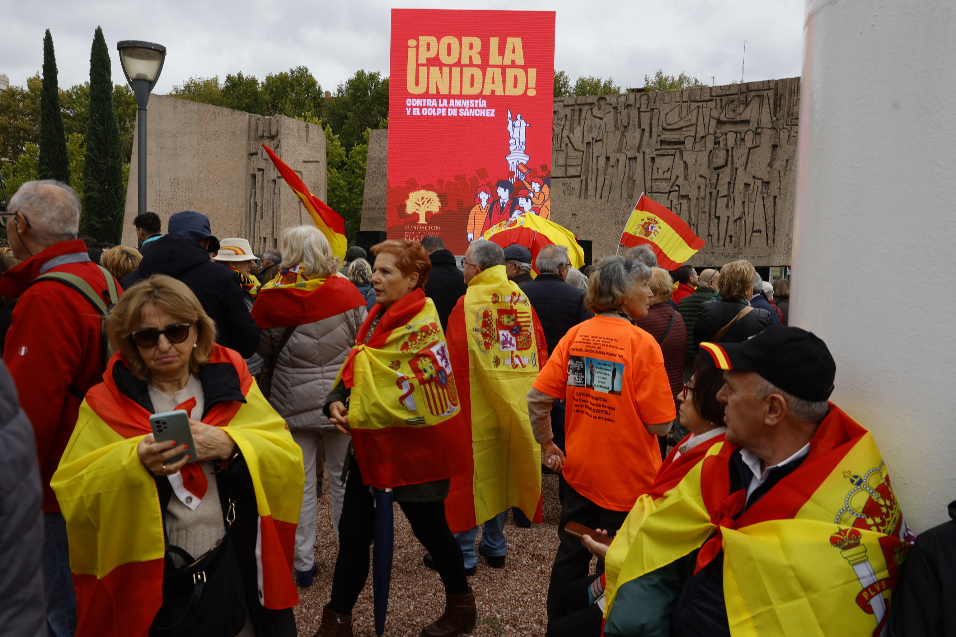 Varias personas con banderas de Espaa en la manifestacin de Coln.