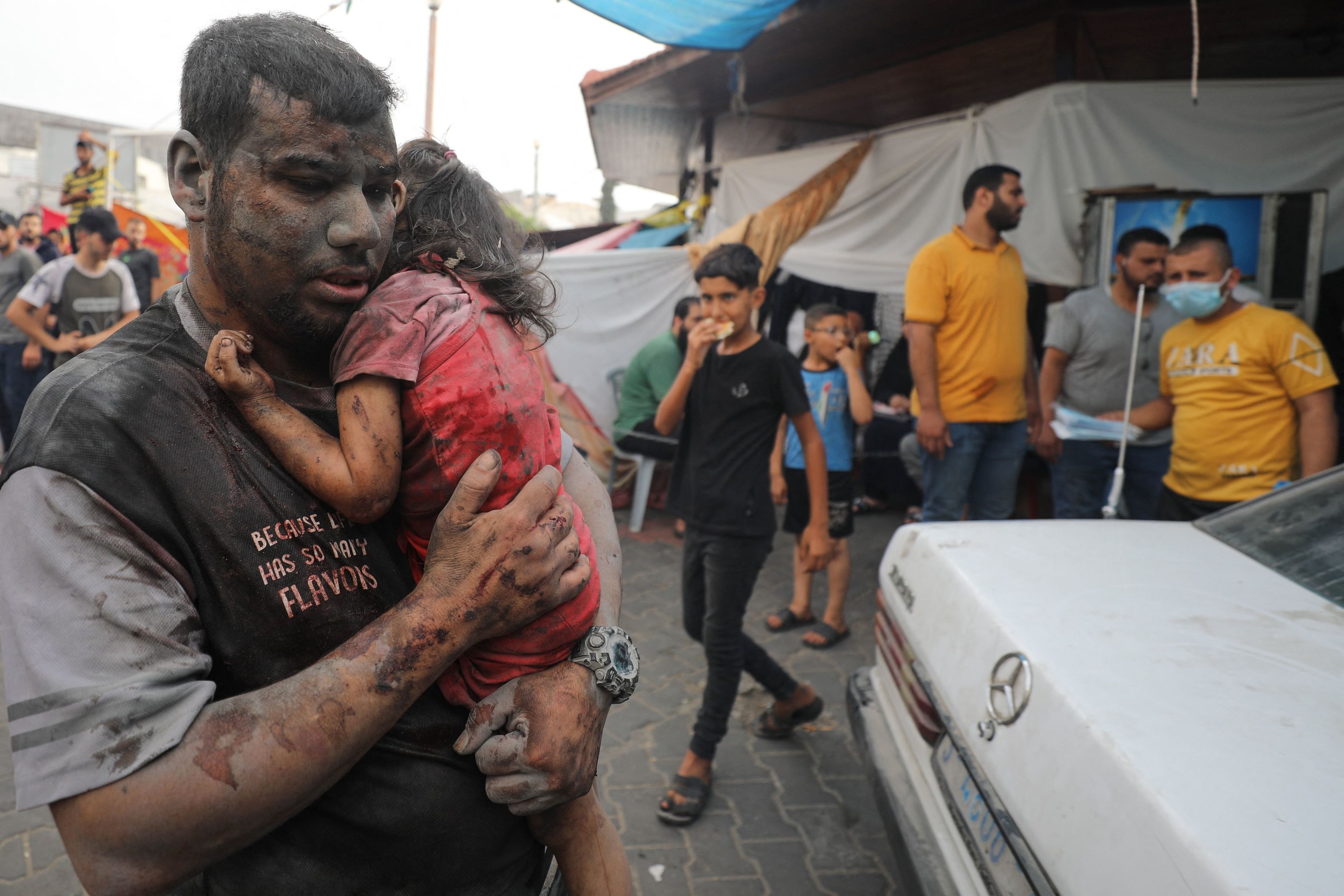Un padre y su hija llegan al hospital Al Shifa en la Ciudad de Gaza, el domingo.