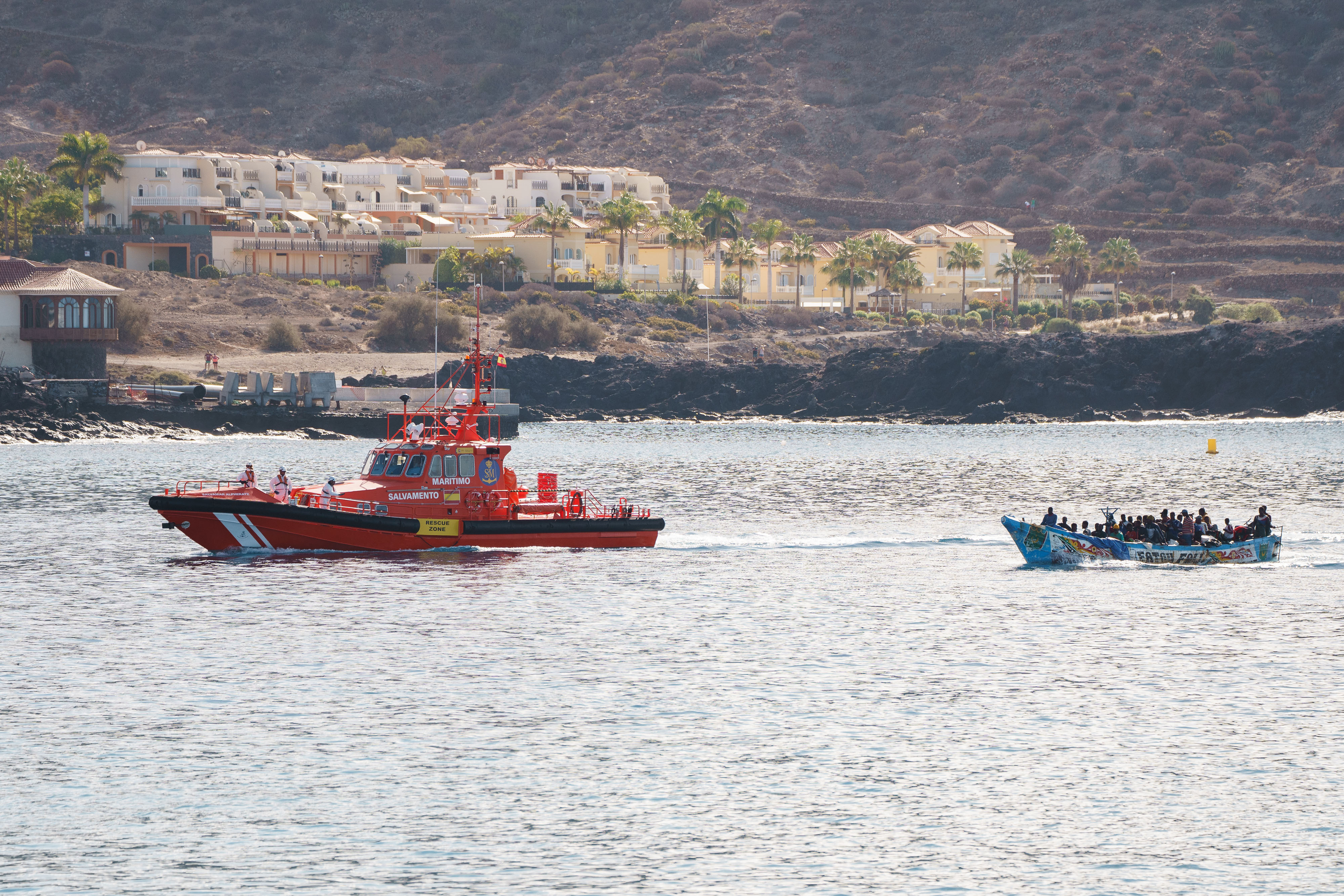 Un cayuco remolcado este domingo en Canarias.