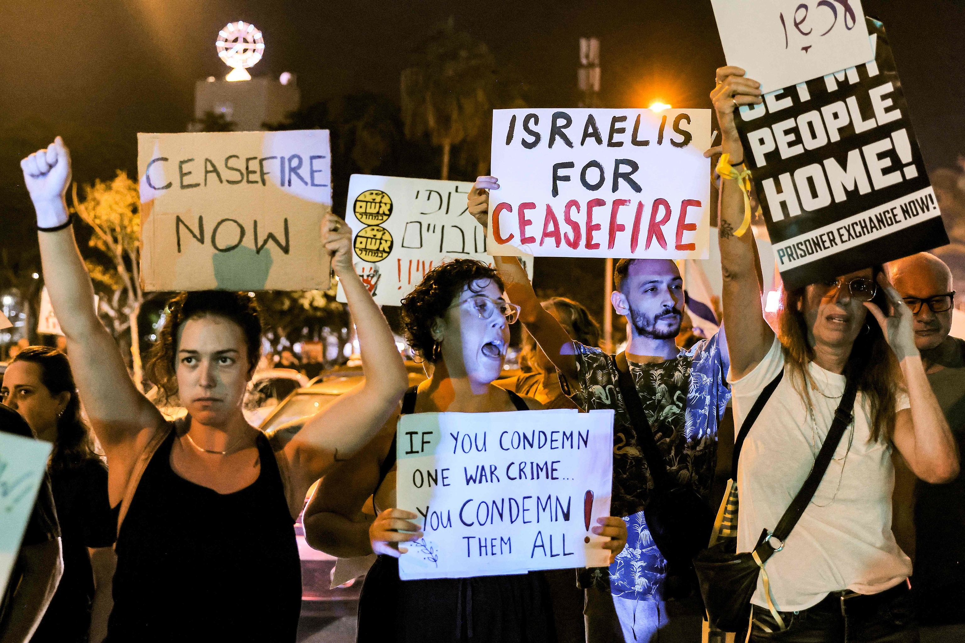 Un grupo de israeles piden un alto el fuego durante una protesta en Tel Aviv.