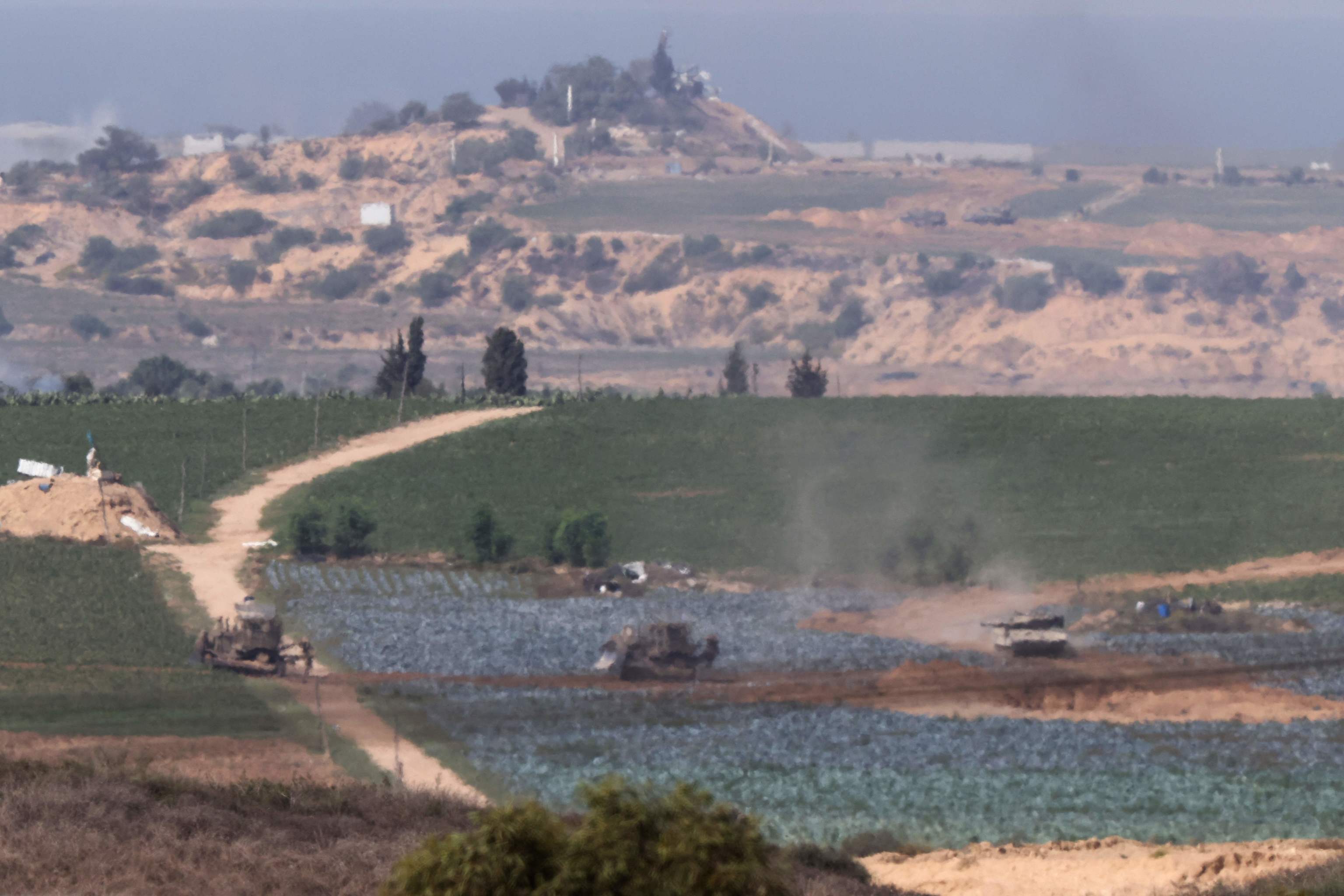 Una imagen tomada desde Sderot muestra tanques israeles posicionados en Gaza.