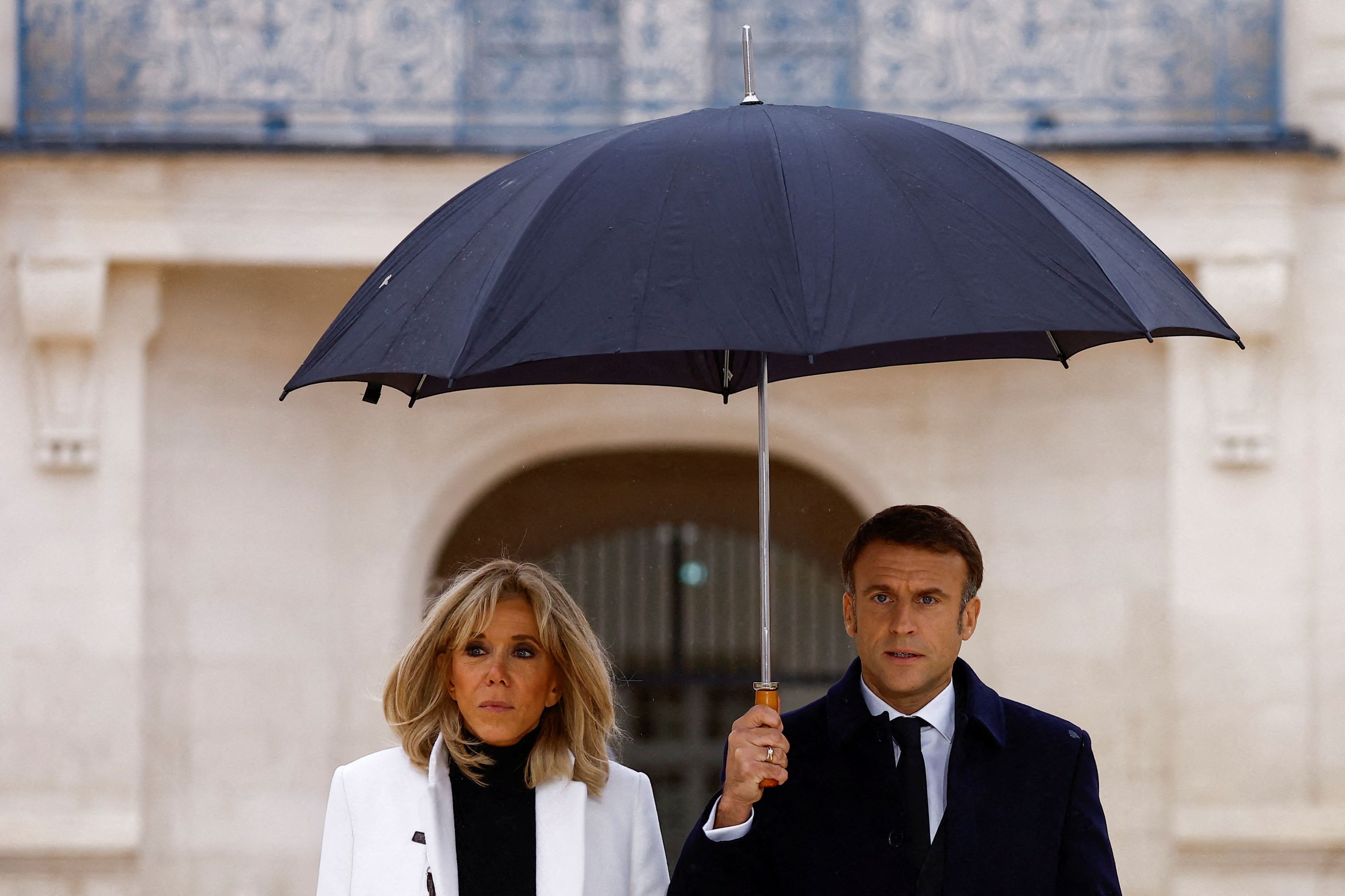 Emmanuel Macron camina junto a su esposa