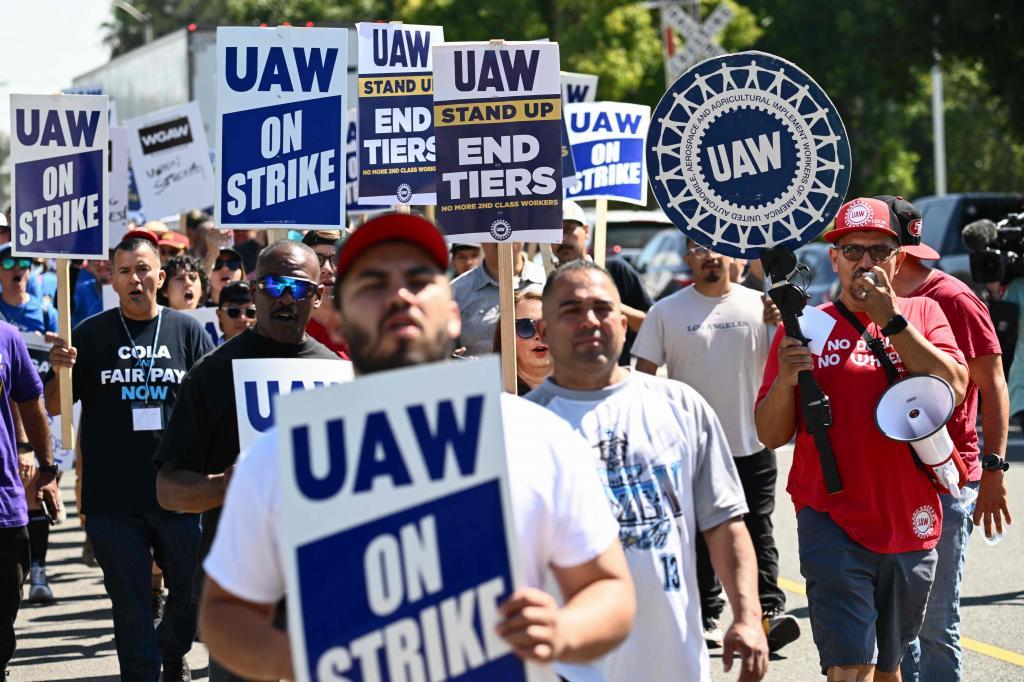 Un grupo de trabajadores del sindicato del motor estadounidense este domingo..