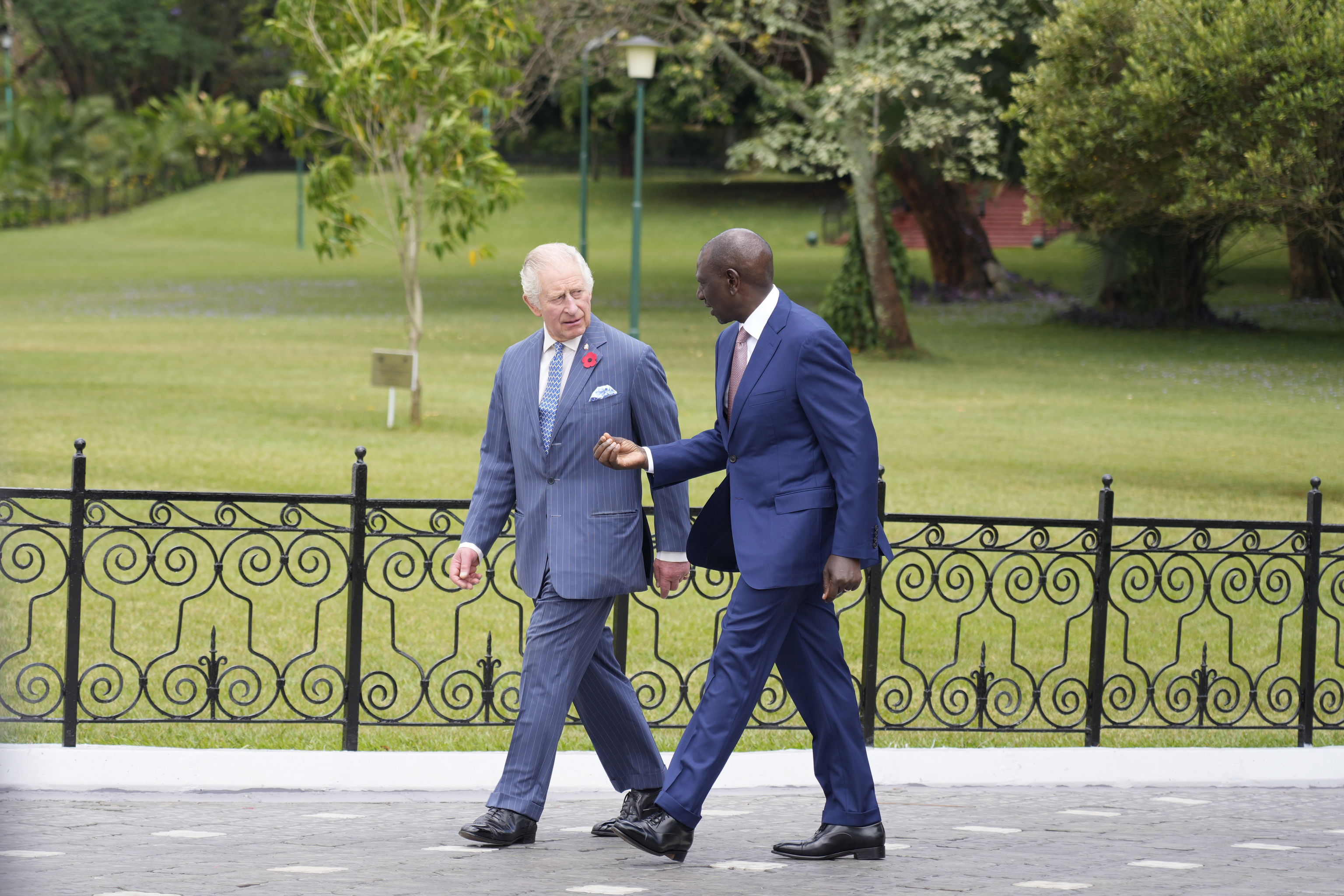 El presidente de Kenia, William Ruto, y el rey de Inglaterra, Carlos III, caminan en la Casa Estatal en Nairobi, Kenia