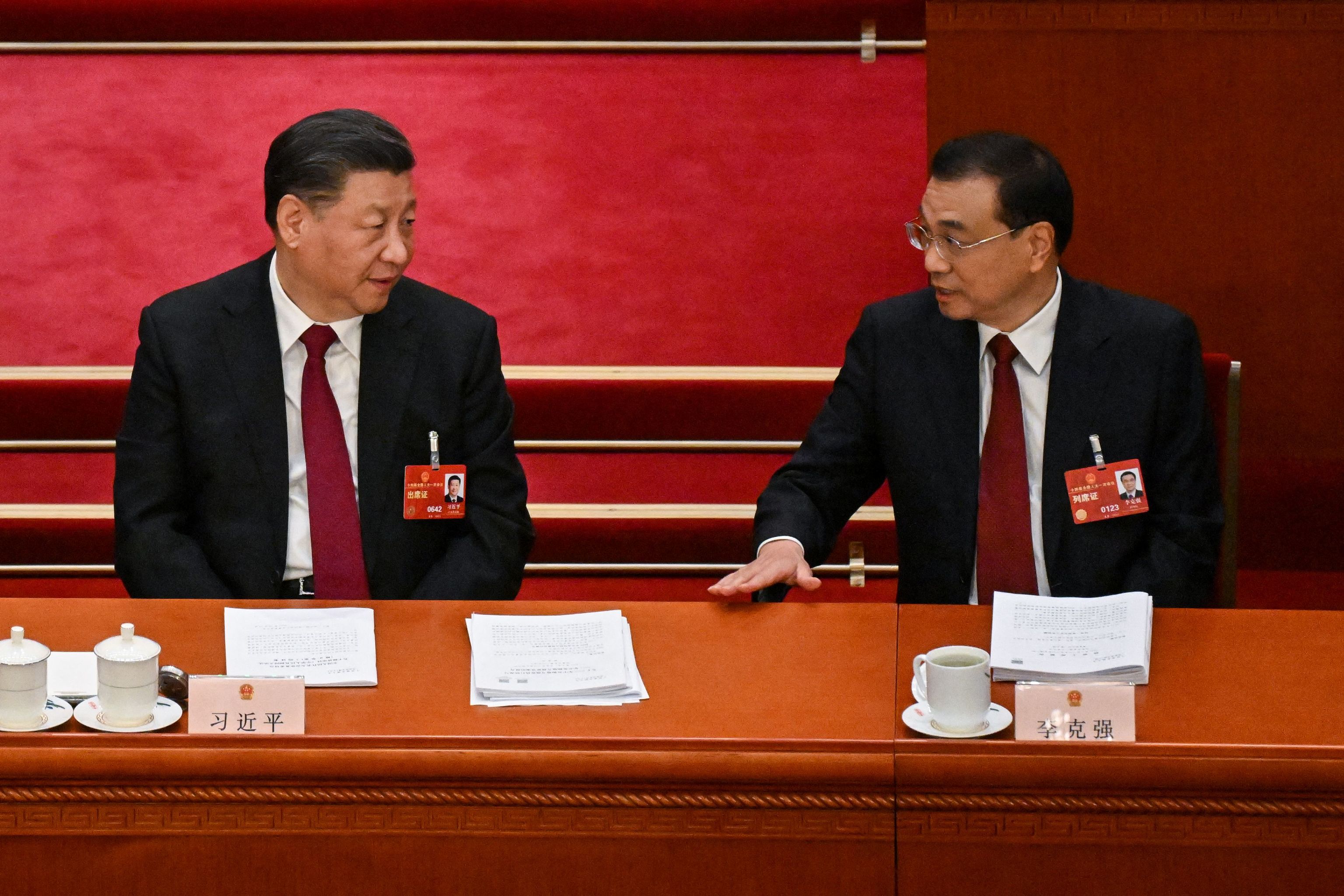Xi Jinping, presidente de China, habla con Li Keqiang.
