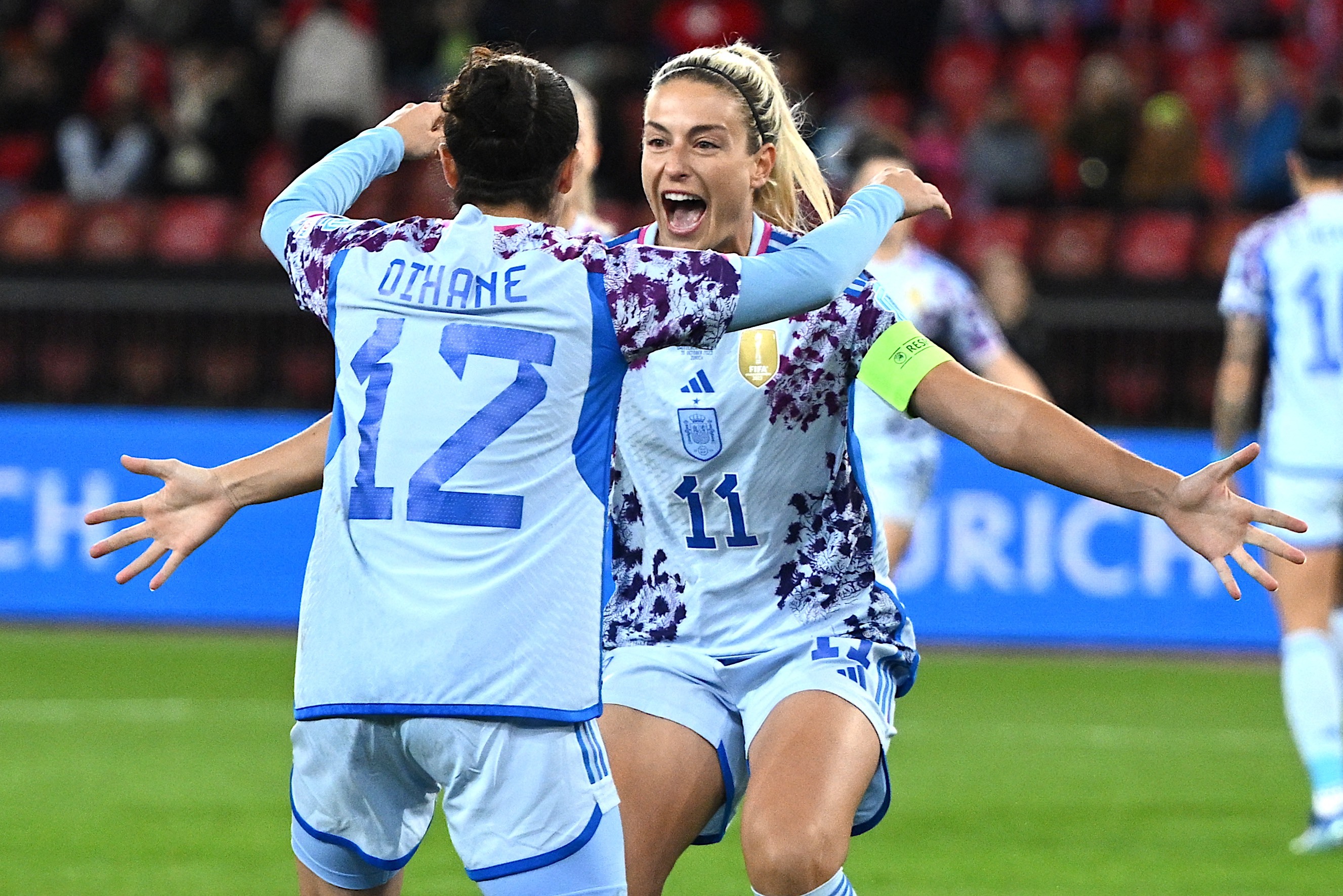 Alexia felicita a Oihane tras marcar el primer gol de Espaa.