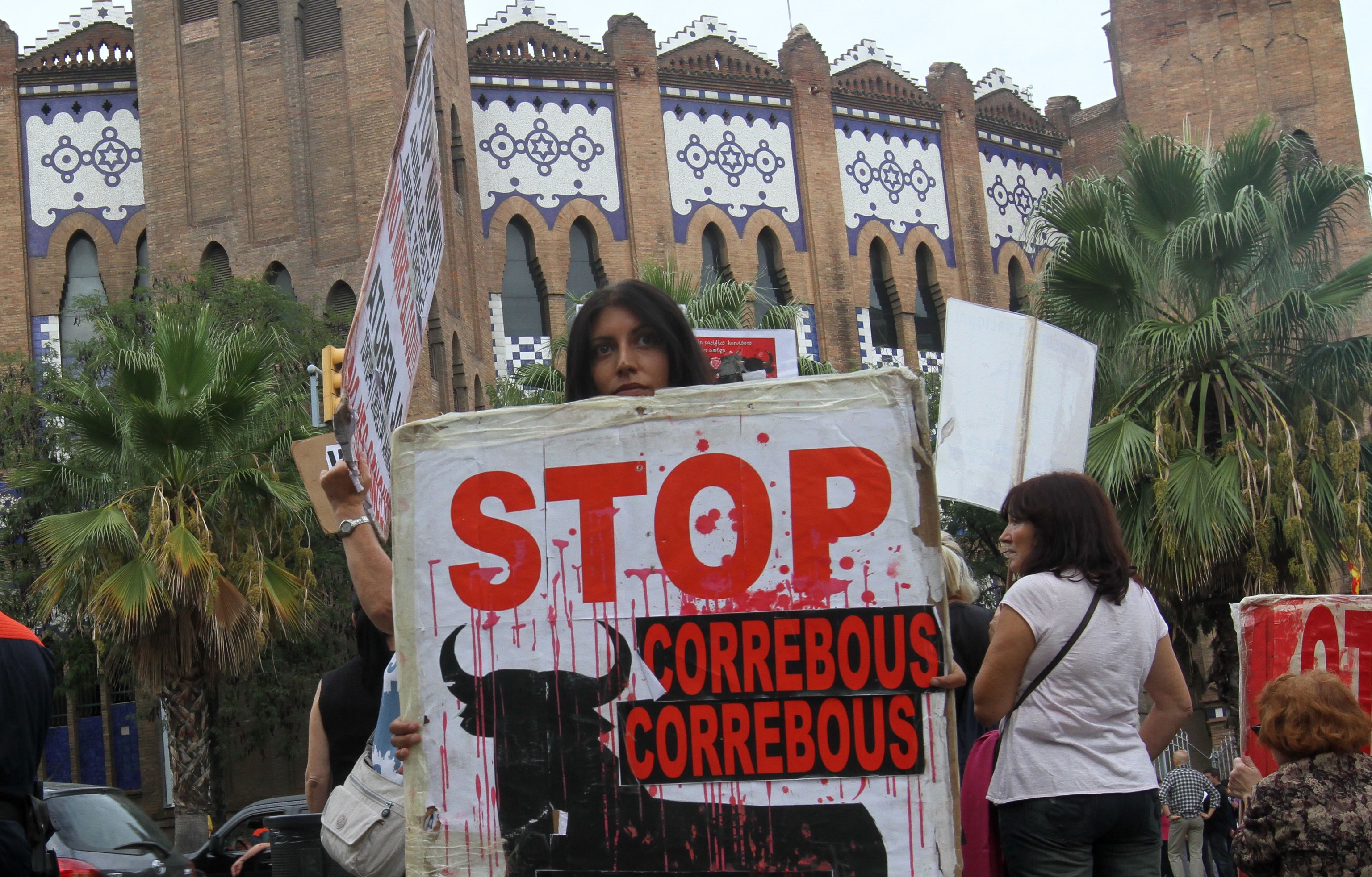 Una manifestante contra las corridas y los 'correbous' frente a la Monumental de Barcelona, en 2011.
