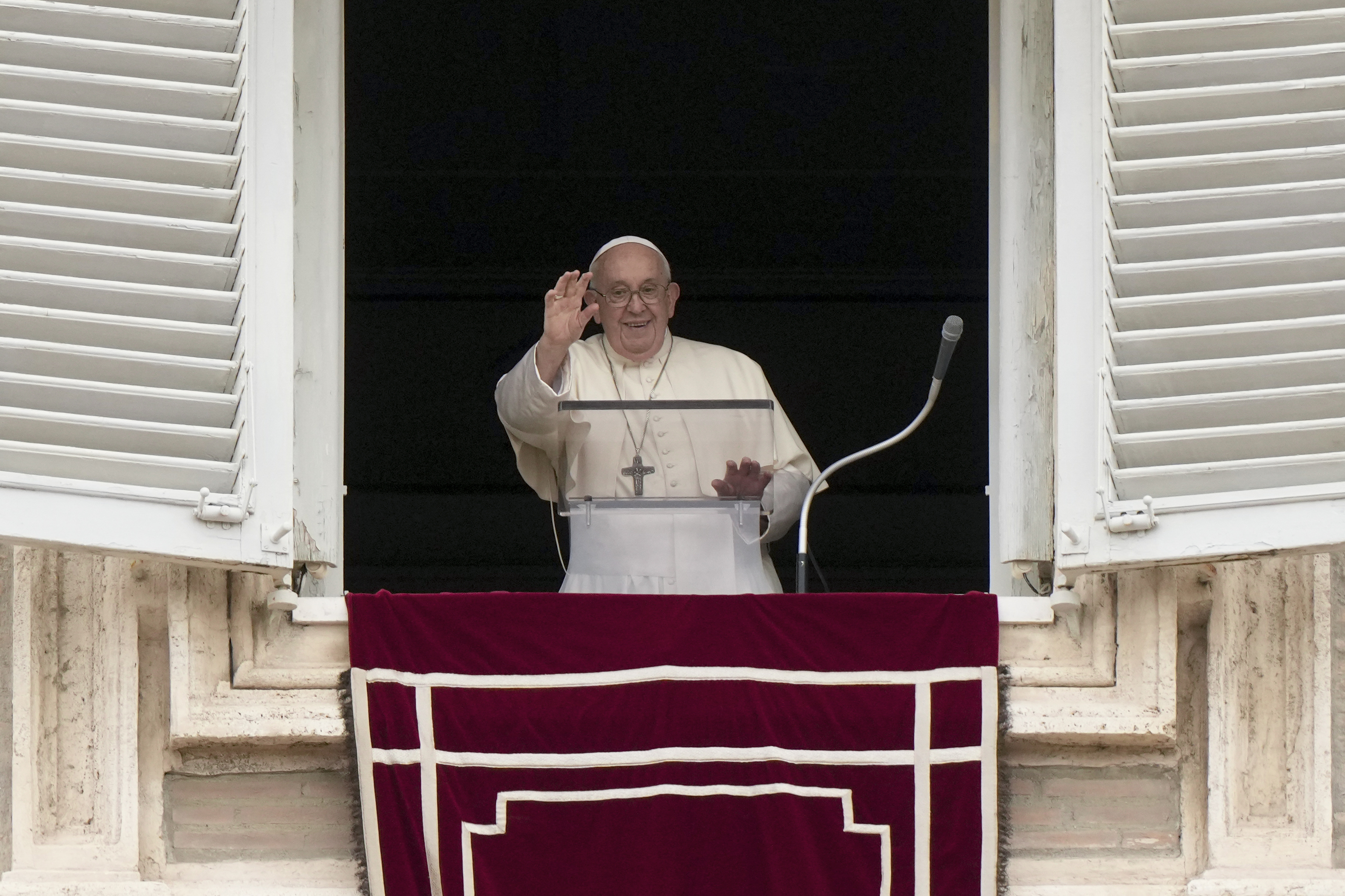 El Papa Francisco imparte la bendicin en la oracin del ngelus desde la ventana de su estudio a la Plaza de San Pedro, Vaticano, en ocasin del Da de Todos los Santos, este mircoles.