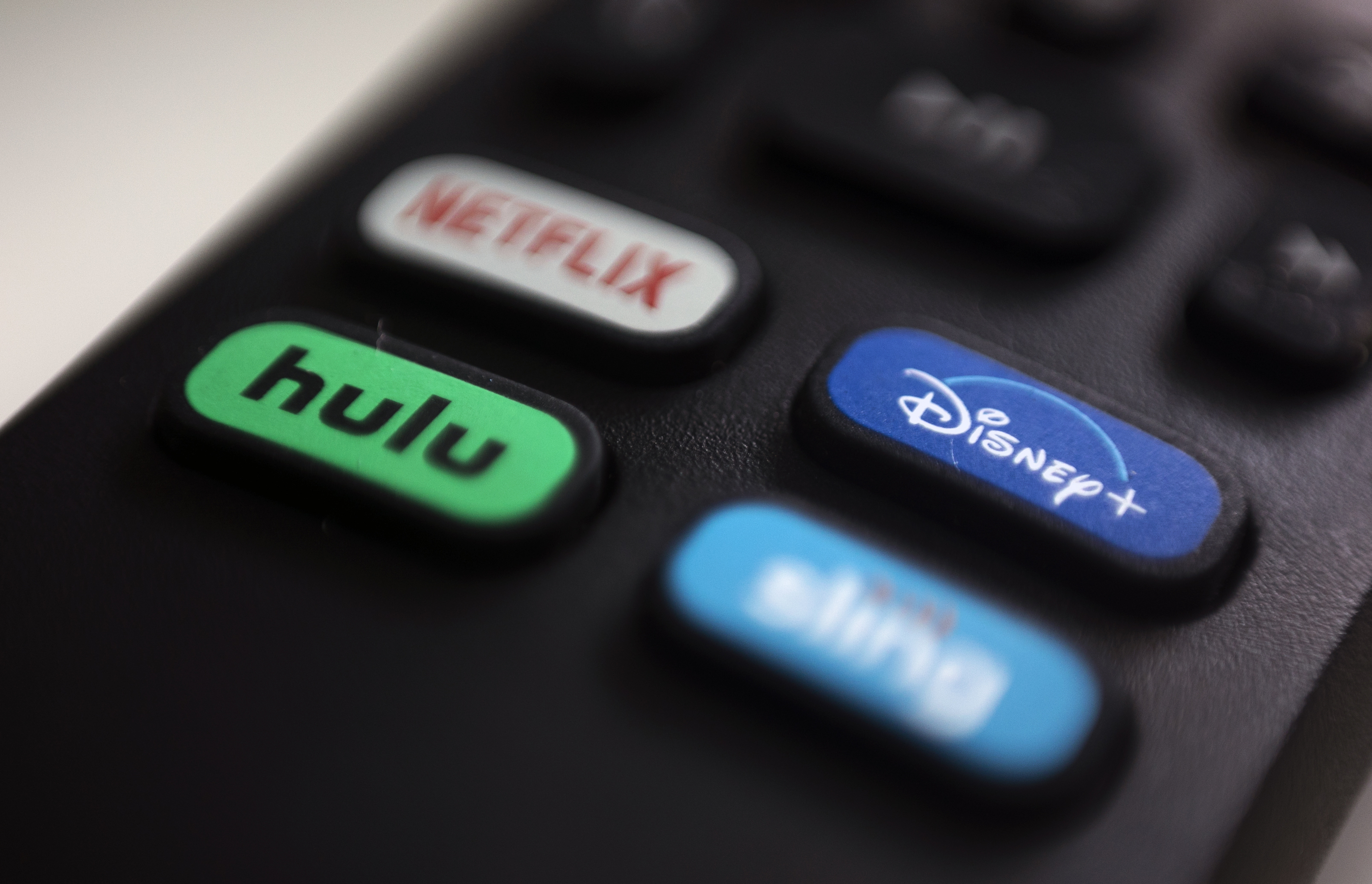 Los logotipos de los servicios de streaming Netflix, Hulu, Disney Plus y Sling TV aparecen en un mando a distancia el 13 de agosto de 2020, en Portland, Oregn. Walt Disney Co dijo que adquirir una participacin del 33% en Hulu de Comcast por aproximadamente 8,600 millones de dlares, un acuerdo que le dar a Disney el control indiscutible del servicio de streaming.