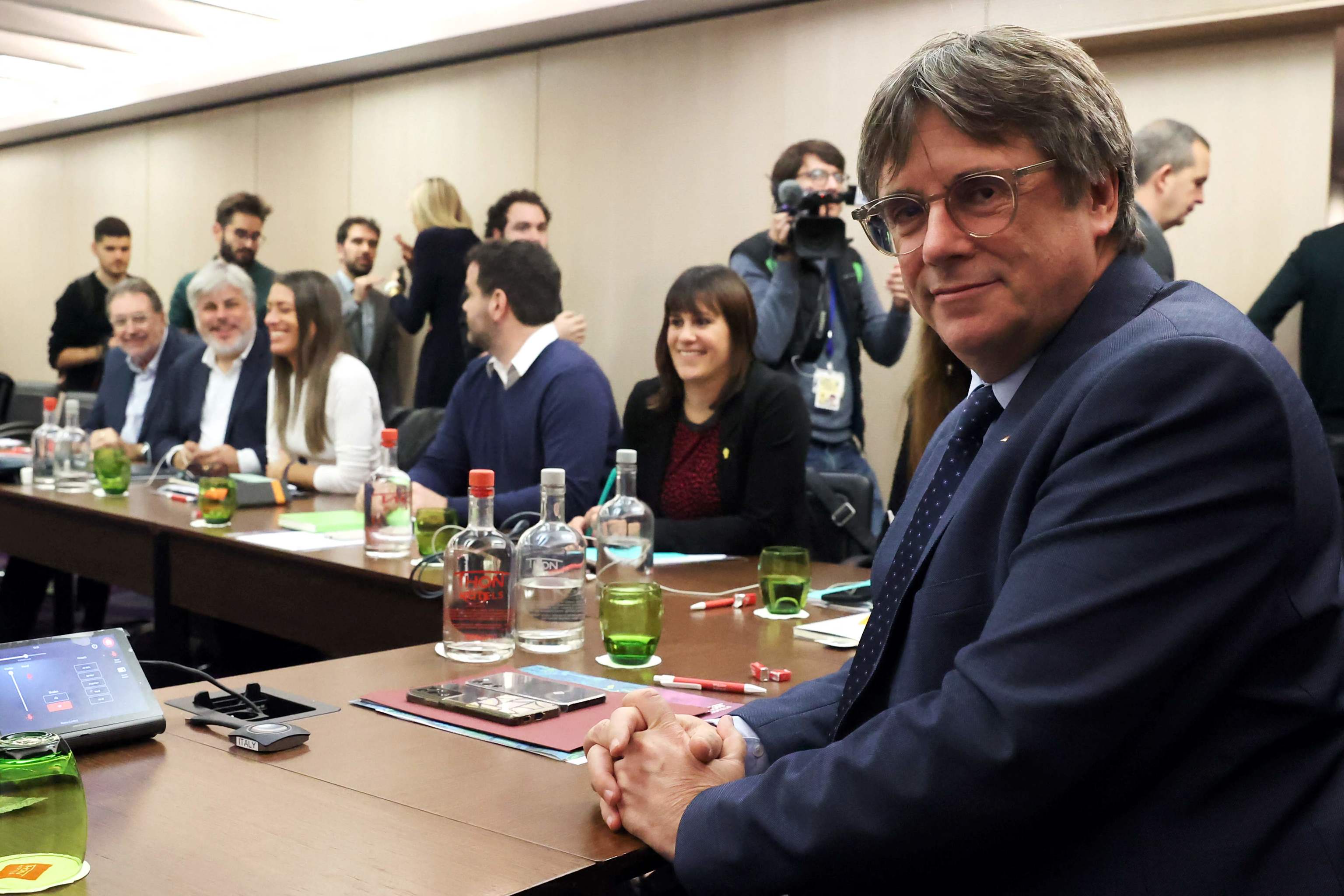 Carles Puigdemont, en una reunin con dirigentes de Junts en Bruselas.