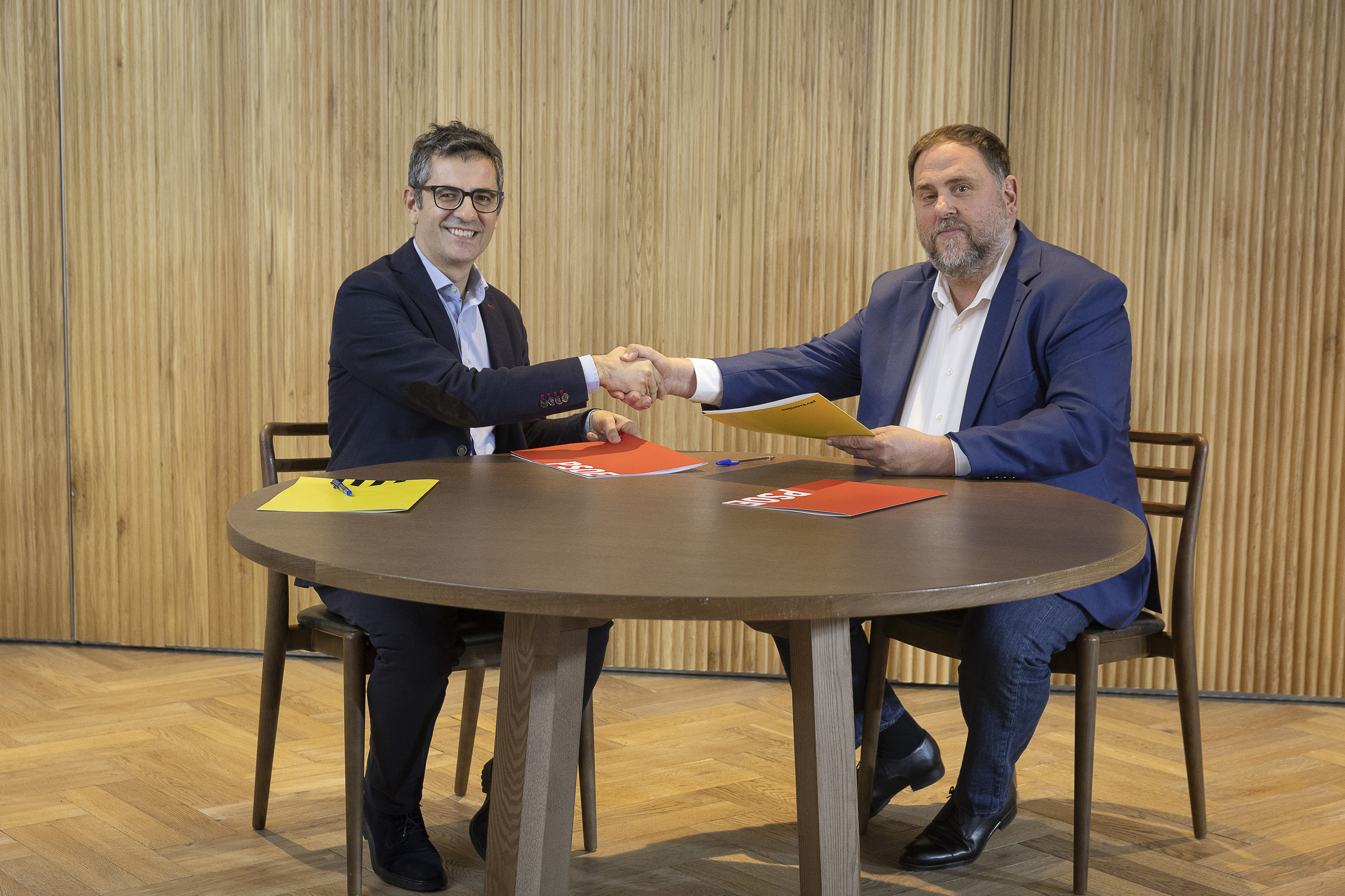 Flix Bolaos y Oriol Junqueras sellan el pacto entre el PSOE y ERC.