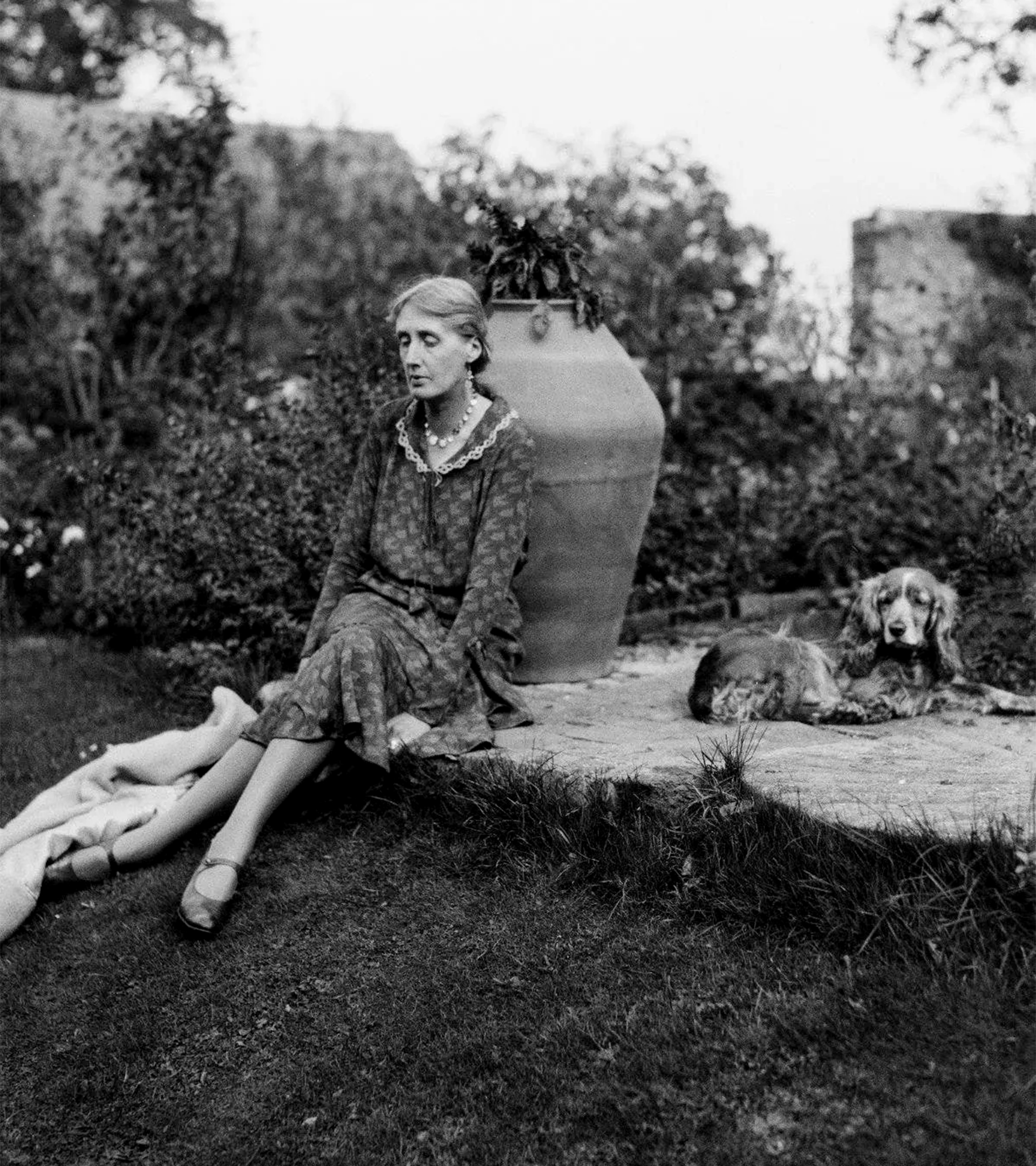 Virginia Woolf con uno de sus perros, en 1931.