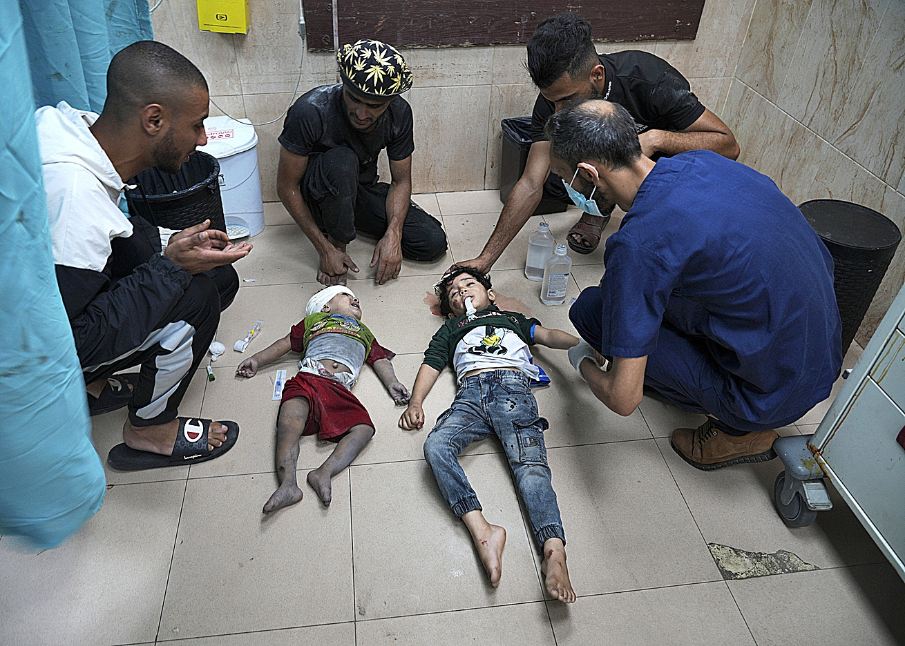 Nios palestinos heridos despus de un bombardeo israel