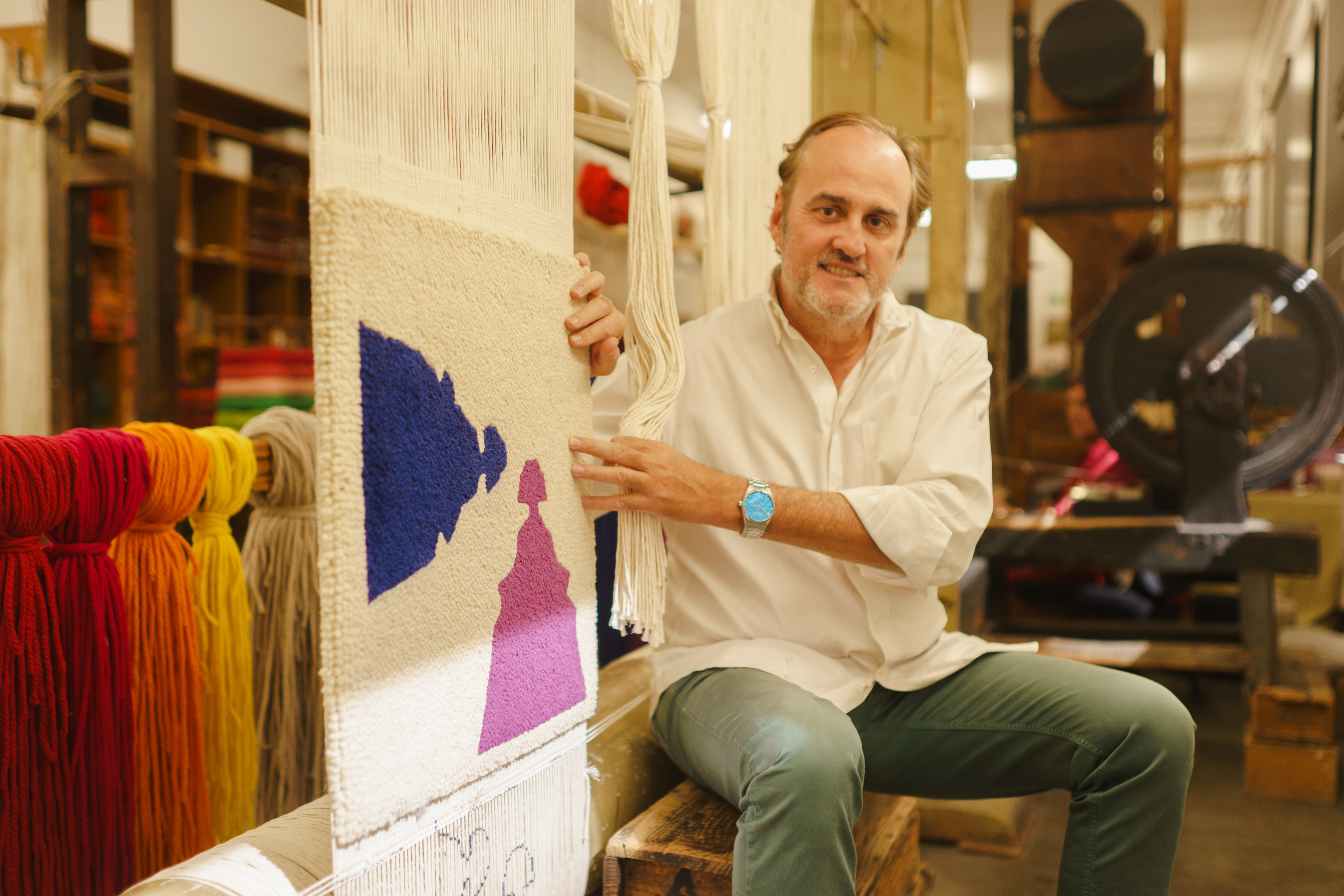 El artista Felipao, con la alfombra de 'Amberes'.