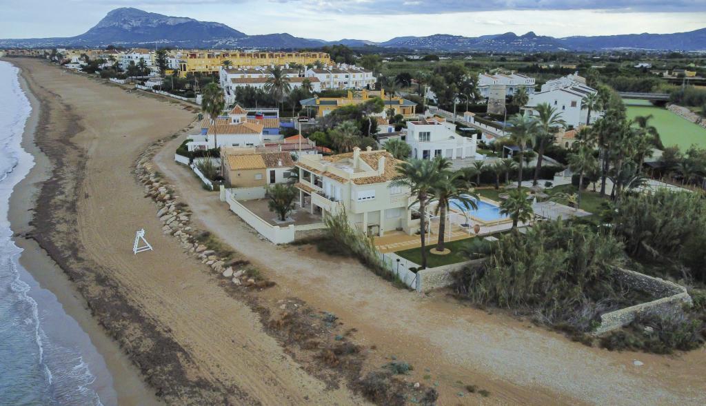 Vista area de las viviendas en primera lnea de playa afectadas por el deslinde en el municipio alicantino de Denia.