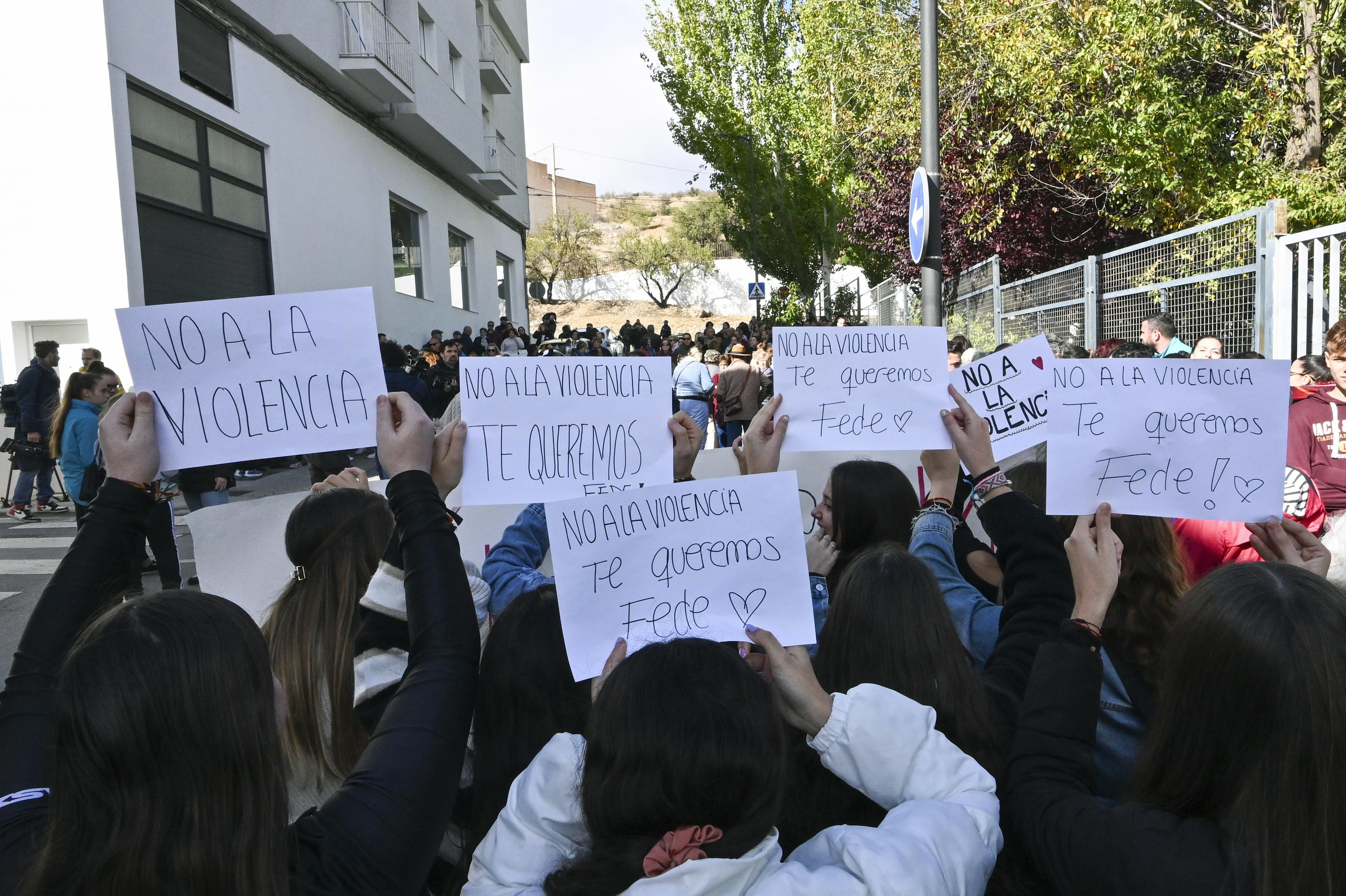 Vecinos de Alhama protestan contra la agresin a un menor en las puertas del instituto donde ocurri.