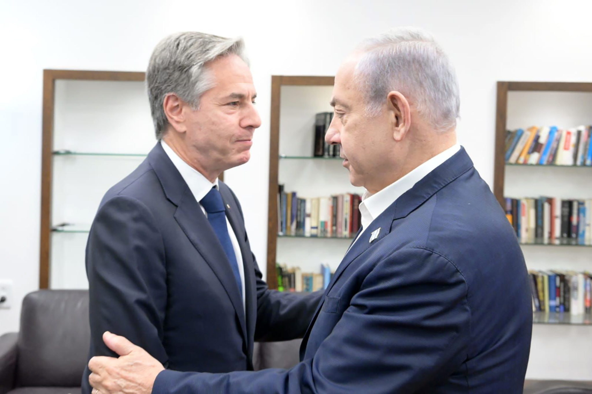 El secretario de Estado, Antony Blinken, y Benjamin Netanyahu, en Tel Aviv.