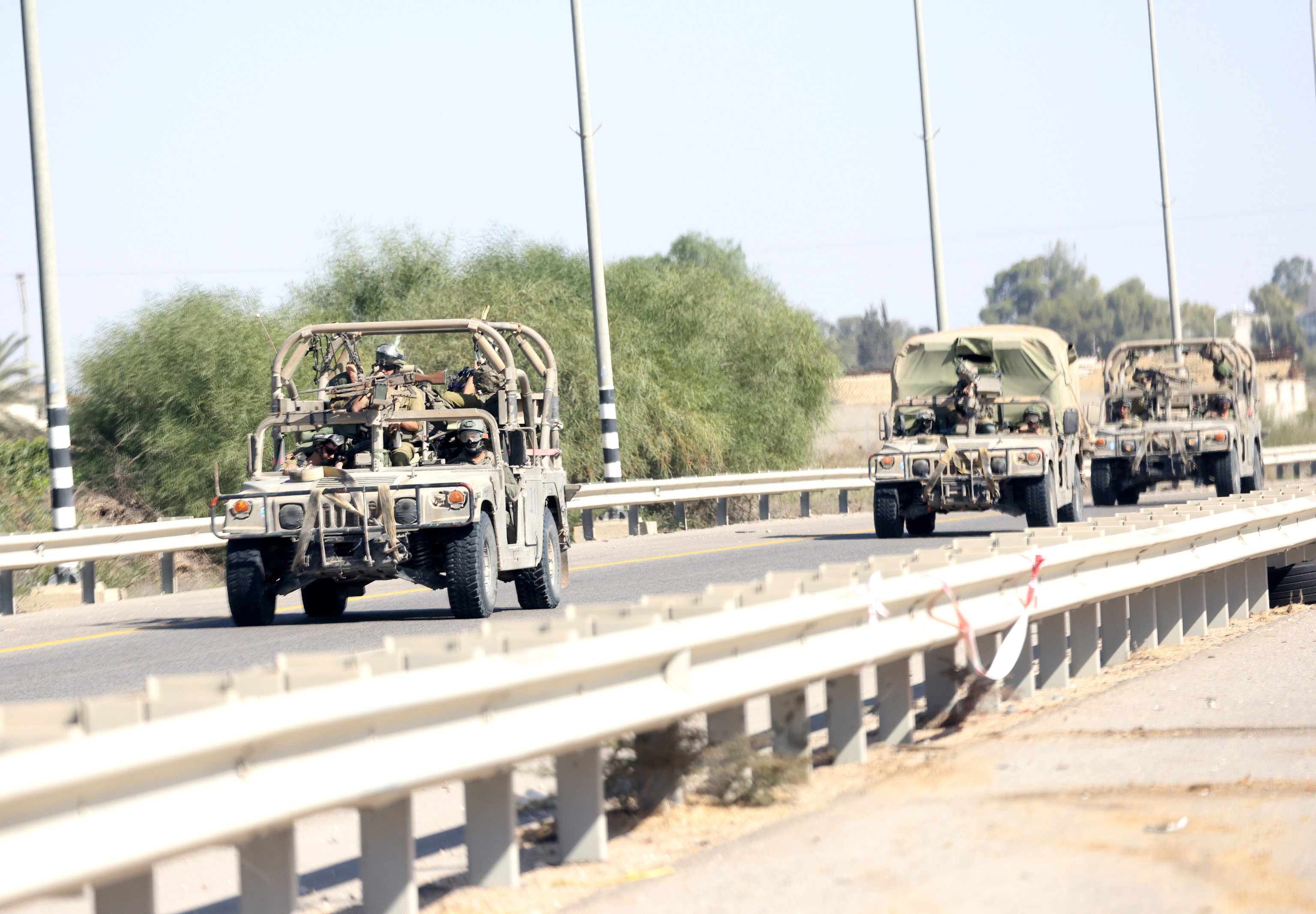 Un convoy del ejército israelí cerca de la valla de seguridad entre Israel y el norte de la Franja.