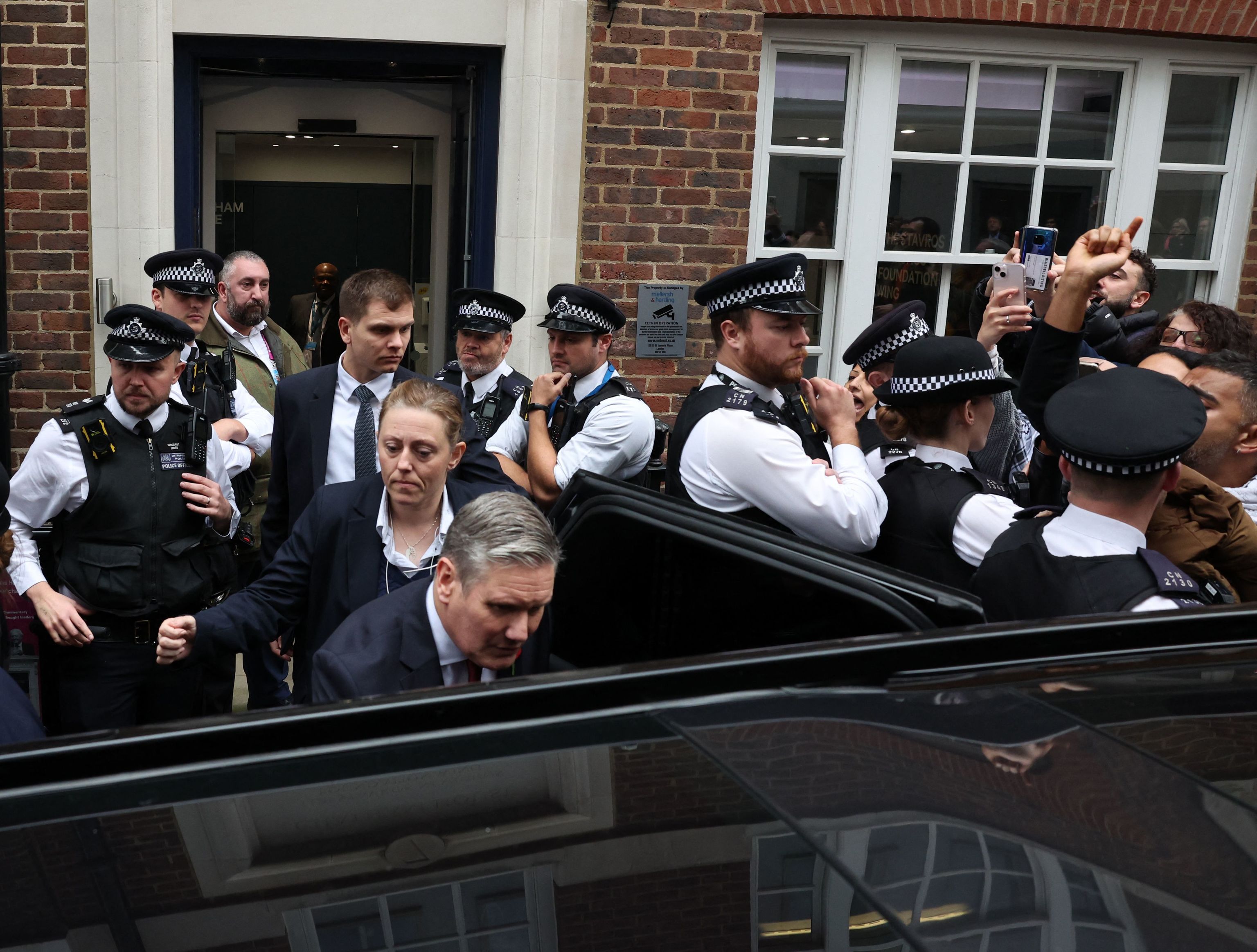 El lder del Partido Laborista, Keir Starmer, esta misma semana en Londres entrando en su coche y esquivando una protesta.