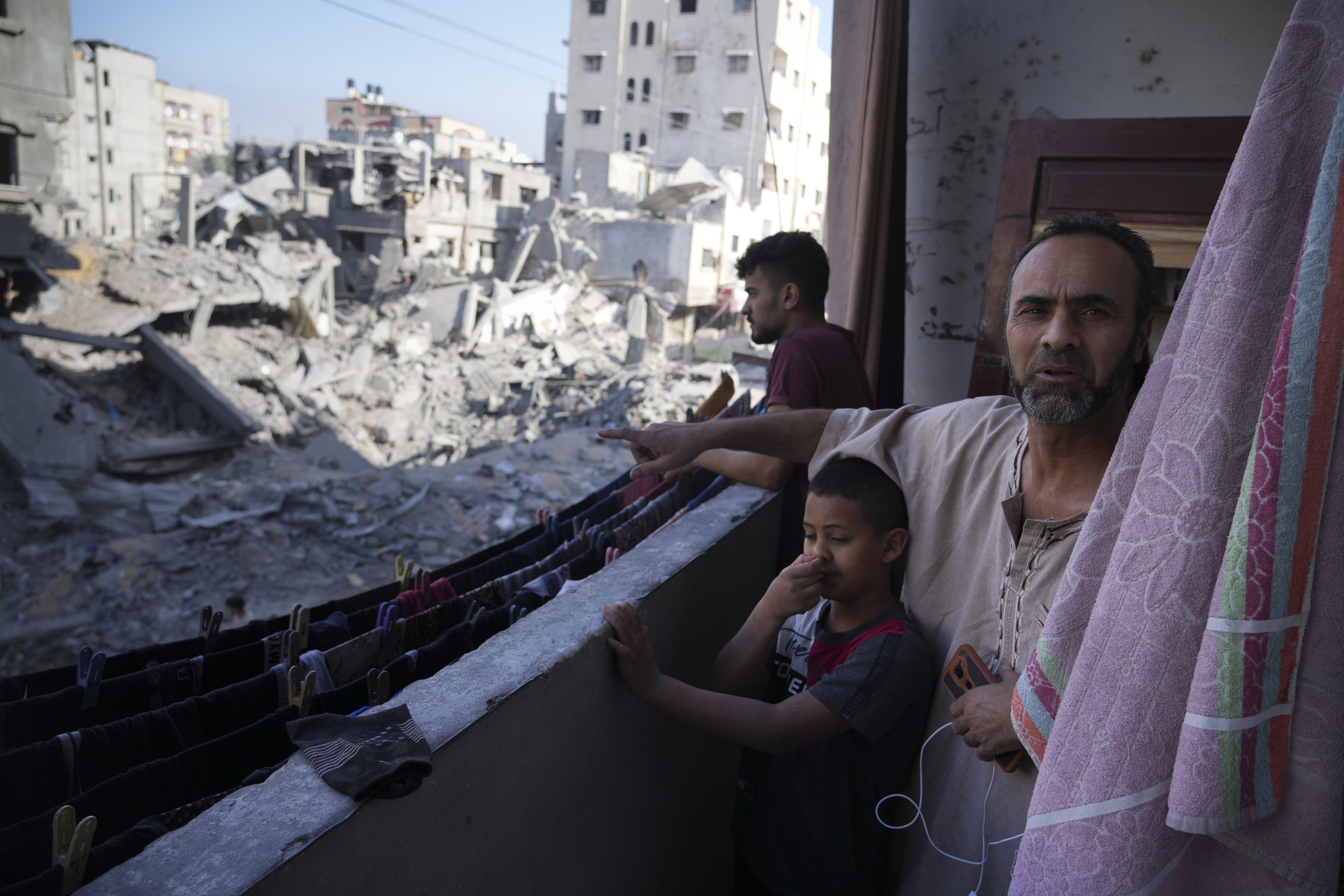 Un palestino señala la destrucción causada por los bombardeos.