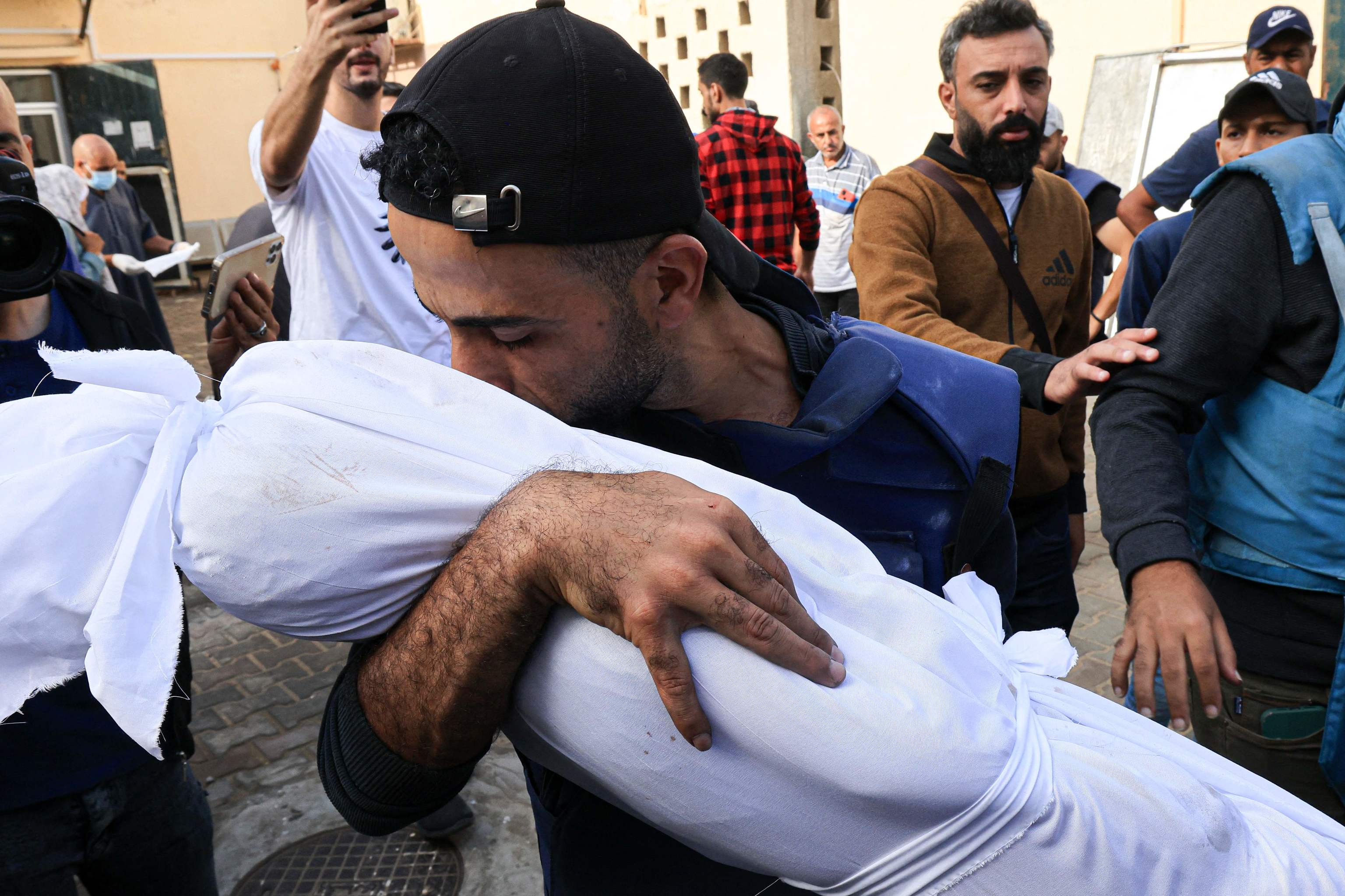 El cámara palestino Mohammed Alaloul sostiene el cuerpo de uno de sus hijos muerto en Al Magazi.