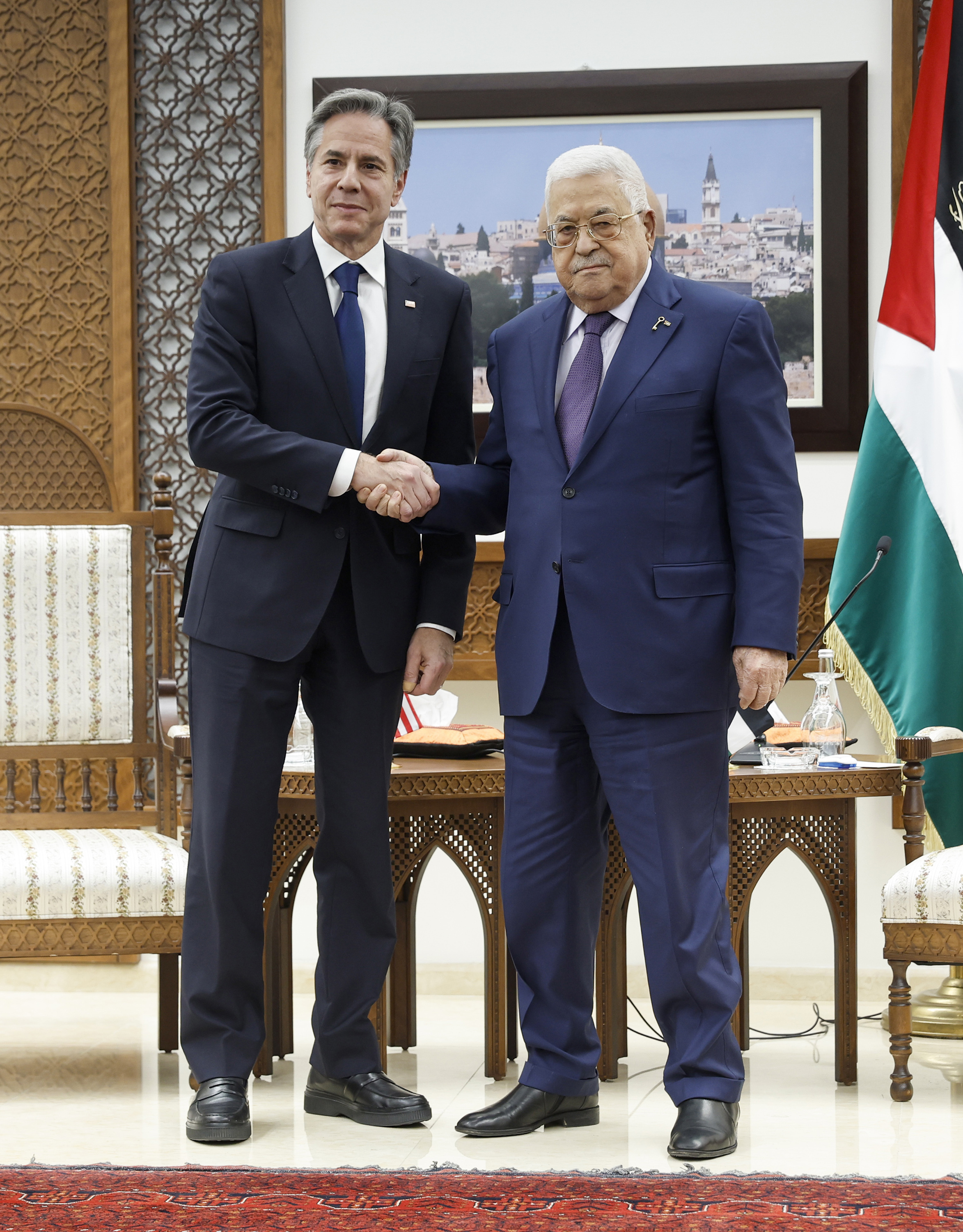 Antony Blinken y Mahmoud Abbas (dcha.)