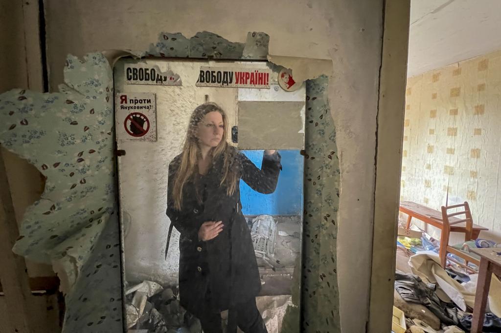 Ukraynalı yazar Victoria Amelina fotoğraf çekiyor