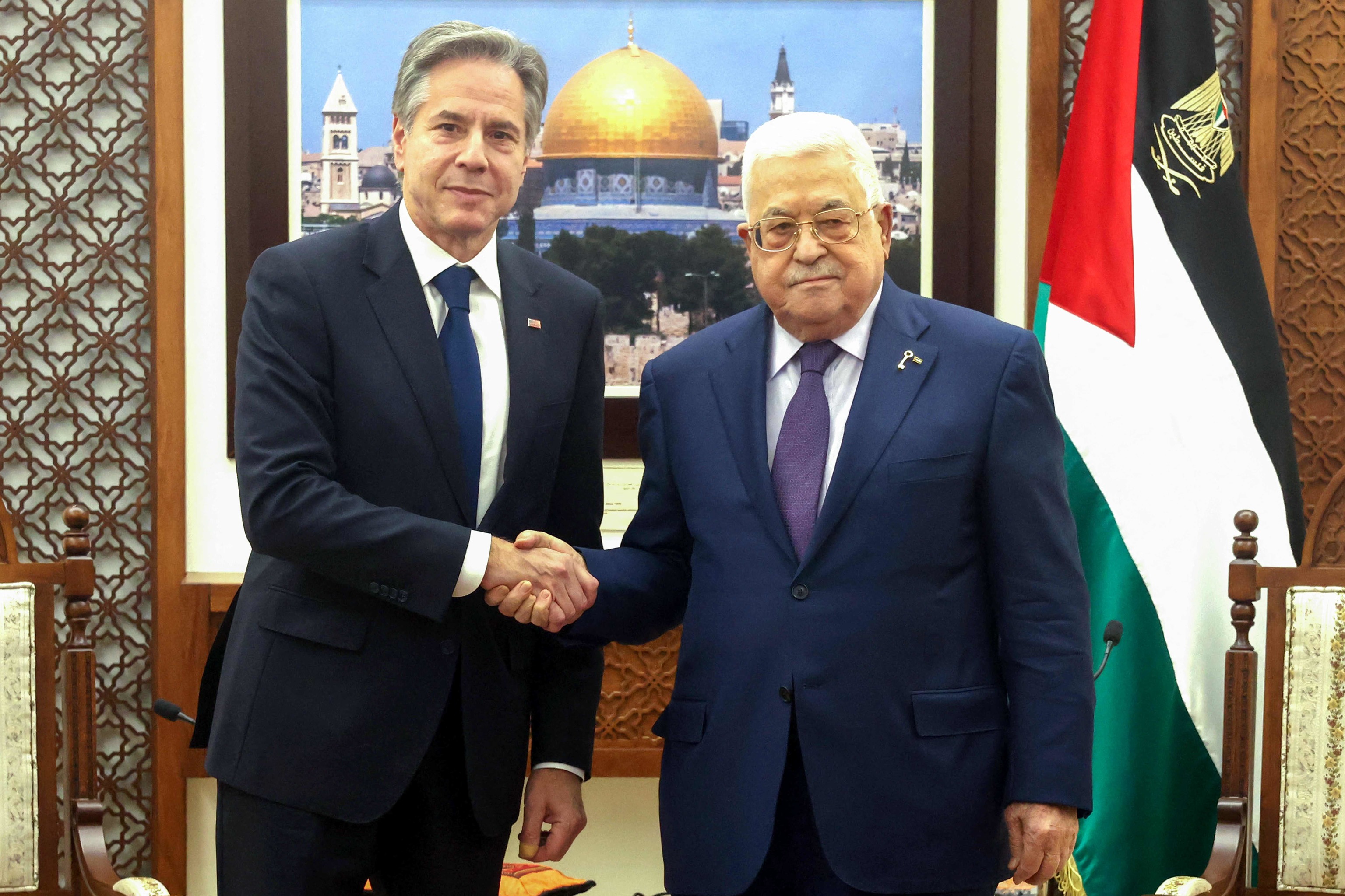 El presidente palestino, Mahmud Abbas, se rene con Blinken, en Ramala, este domingo.