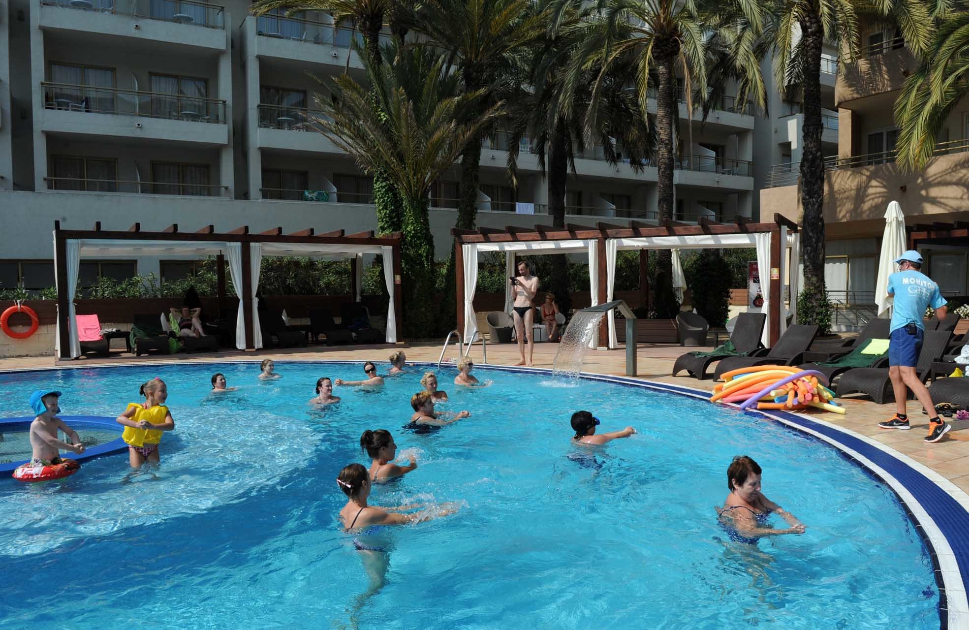 Un grupo de turistas en la piscina de un hotel de Barcelona.
