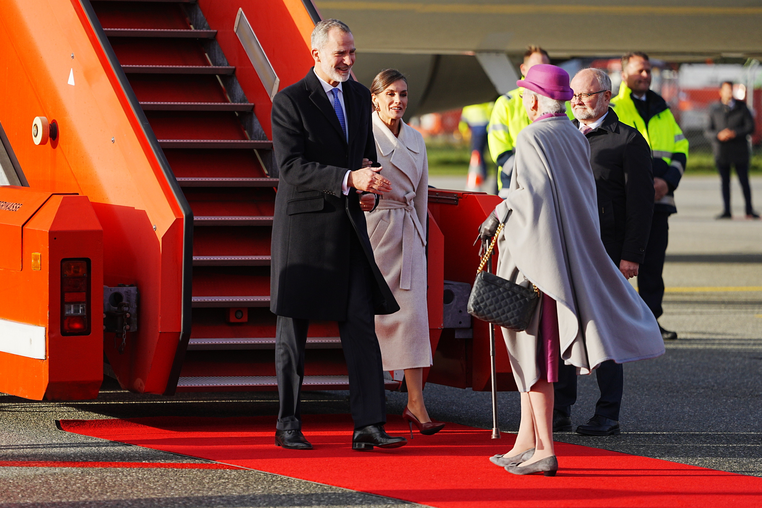 La Reina Margarita da la bienvenida a Felipe VI y a la reina Letizia a su llegada al aeropuerto de Copenhague