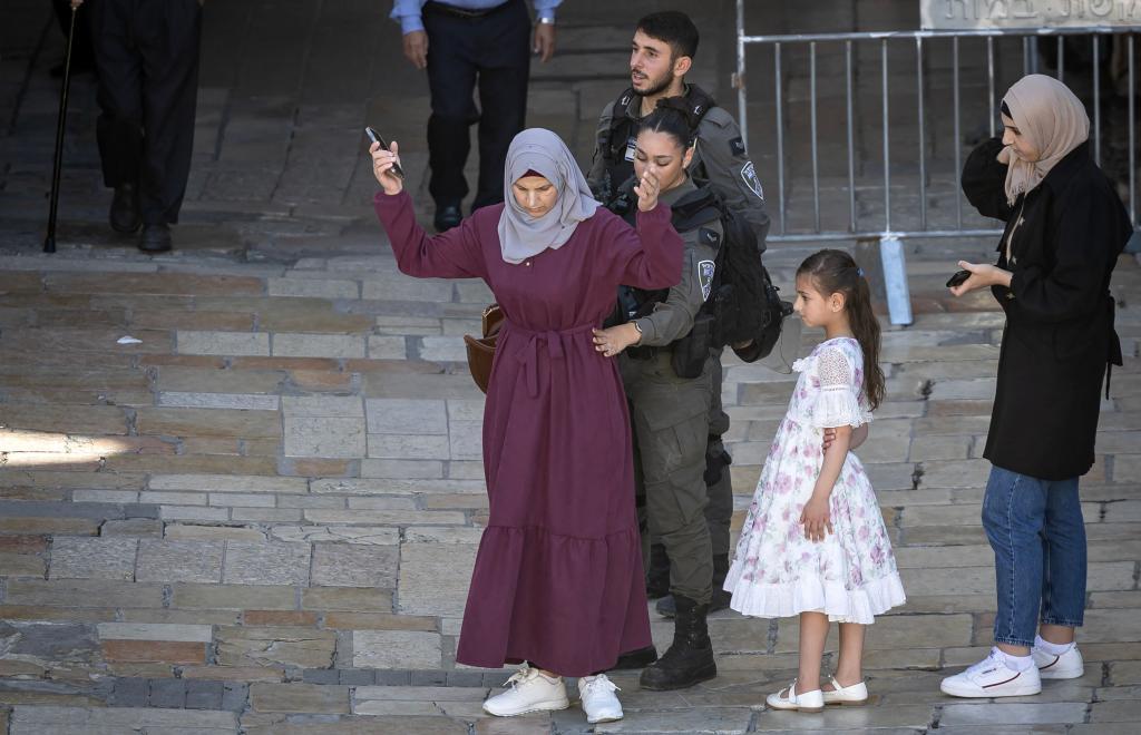 Una policía cachea a una mujer musulmana tras el ataque a otra agente en Jerusalén