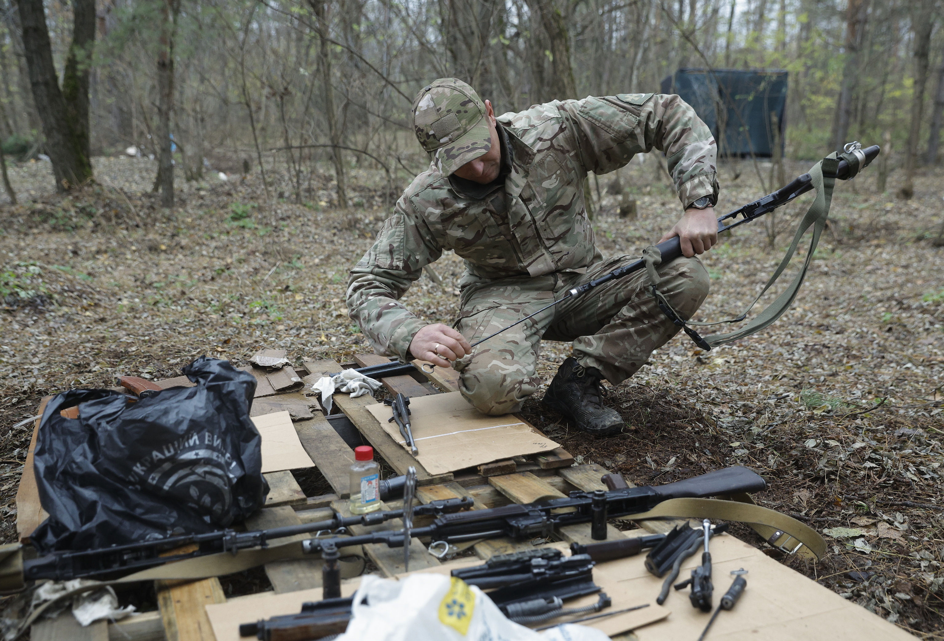 Un soldado ucraniano con munici