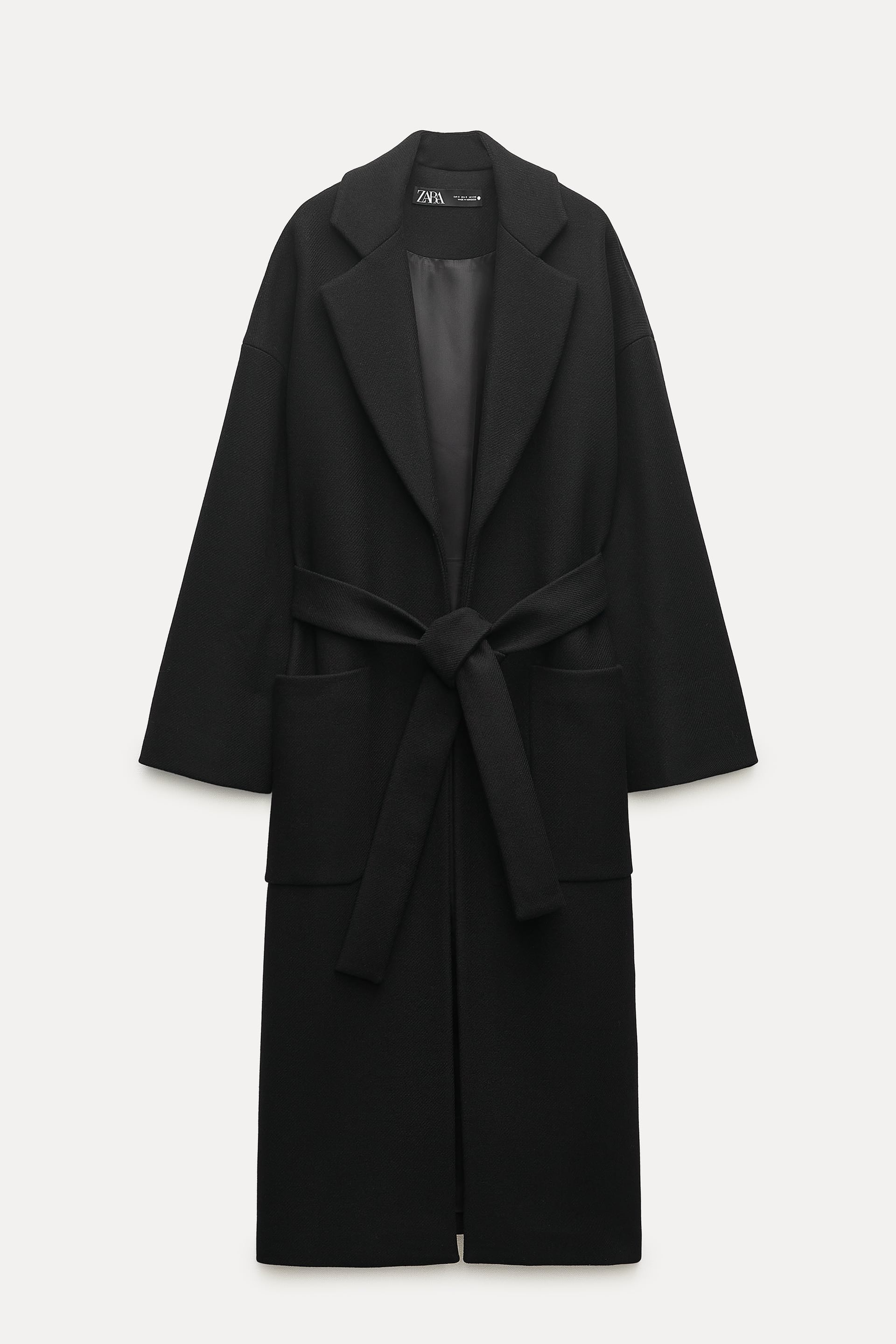 Abrigo bata negro de Zara, el modelo de la reina Letizia que arrasa esta temporada.