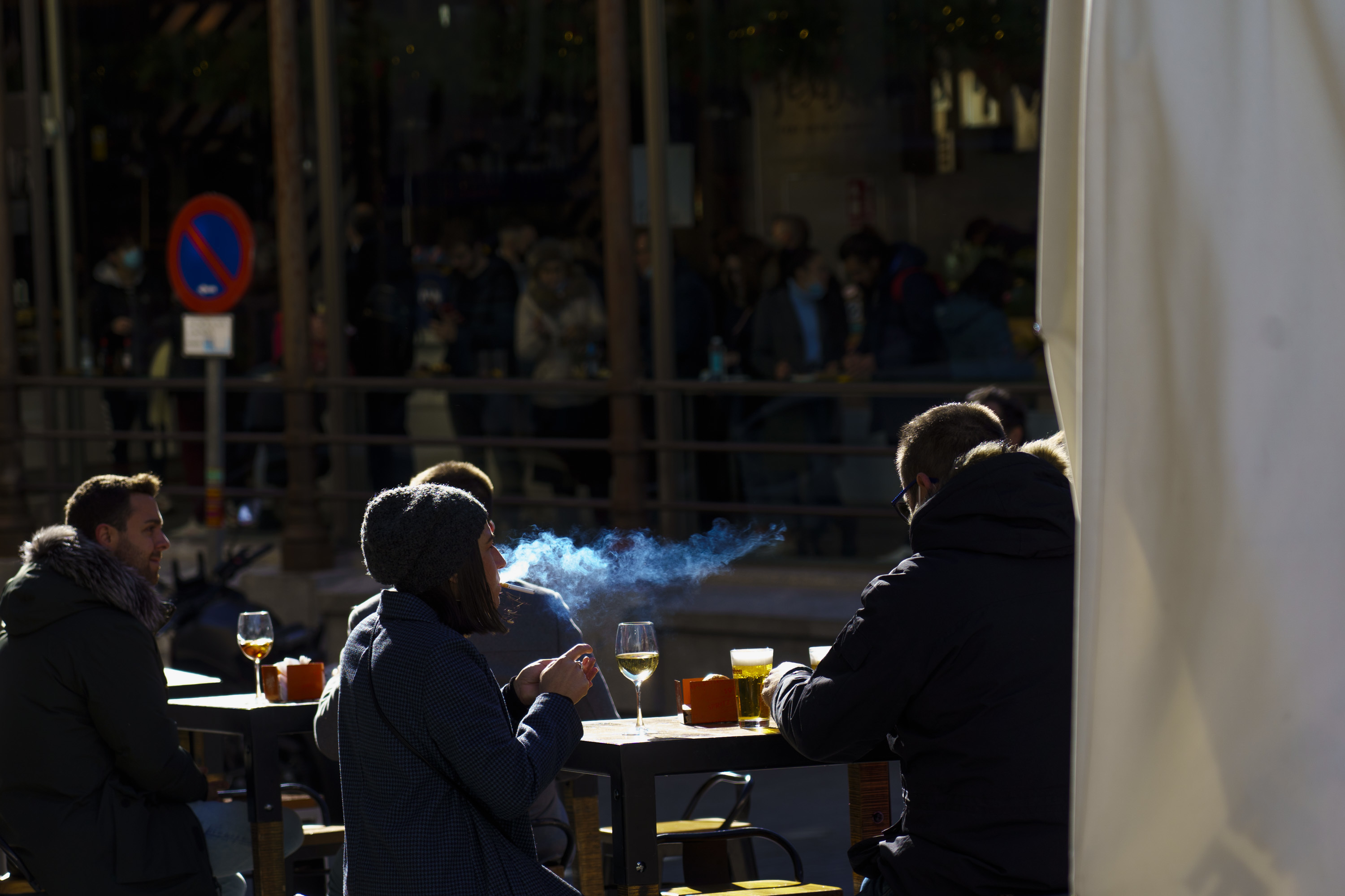 Gente fumando en una terraza en Madrid.