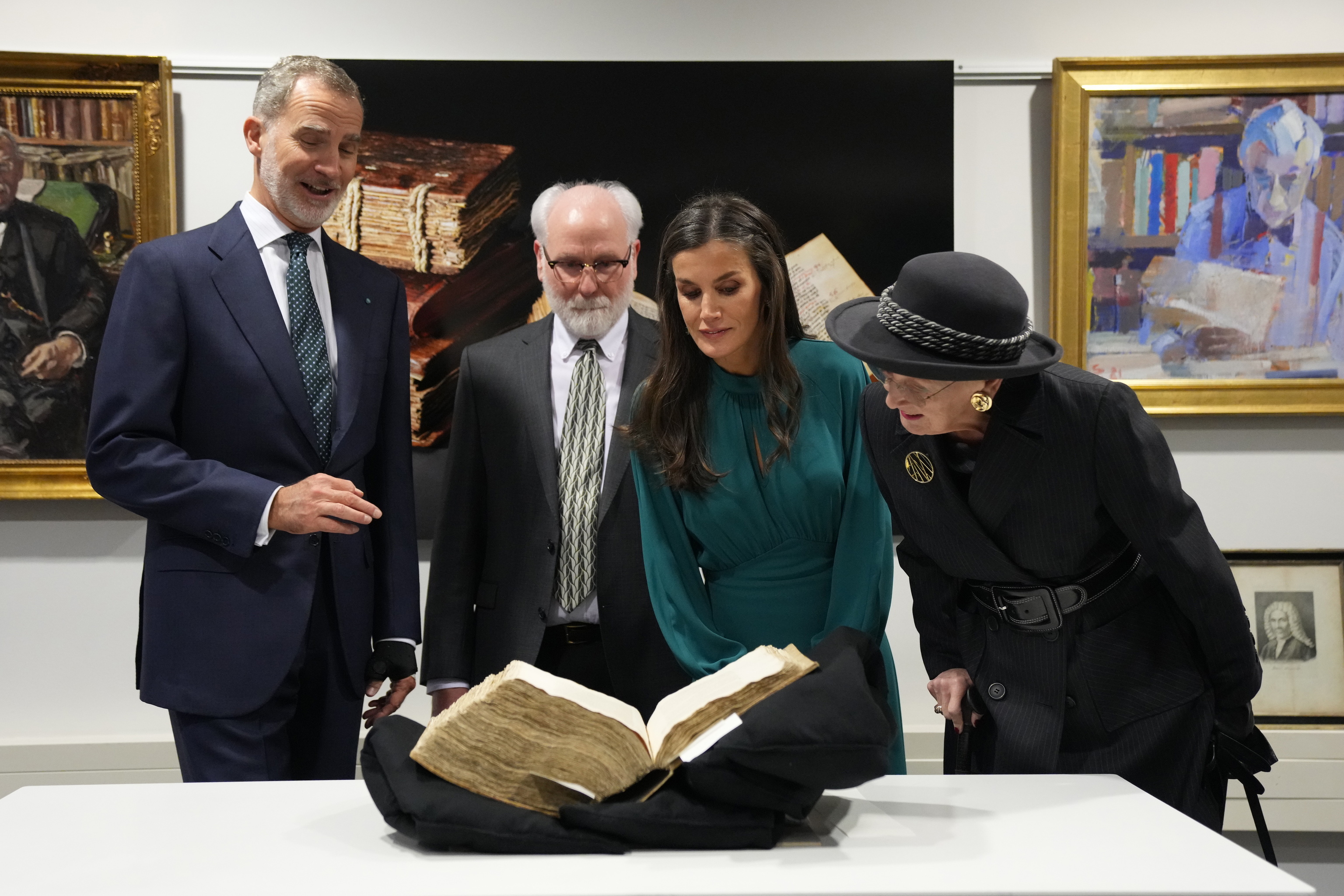 Los reyes Felipe y Letizia y la reina Margarita de Dinamarca admiran el 'Libro de Los Epítomes', ayer en Copenhague