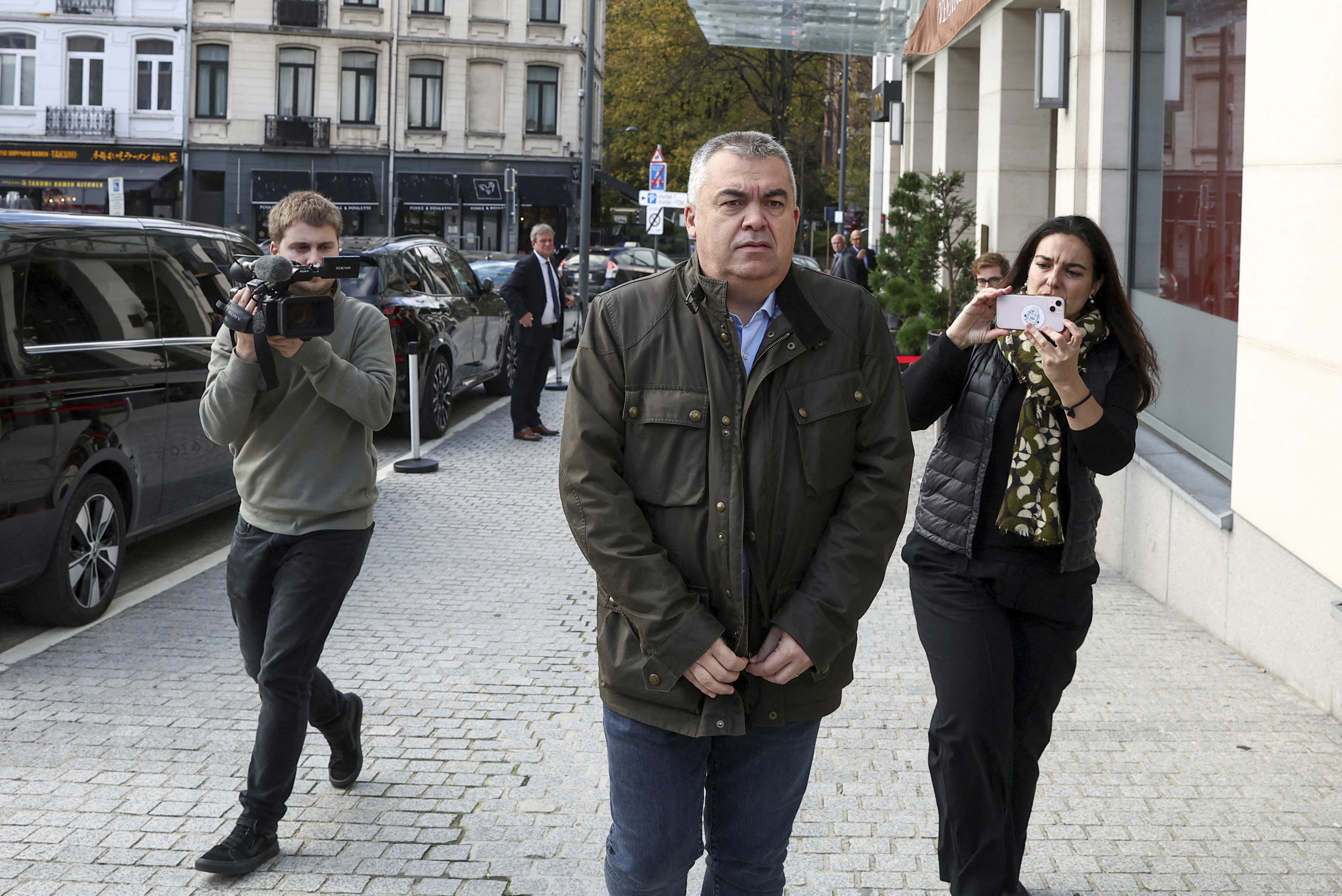 Santos Cerdn, negociador del PSOE con Junts, pasea por Bruselas.