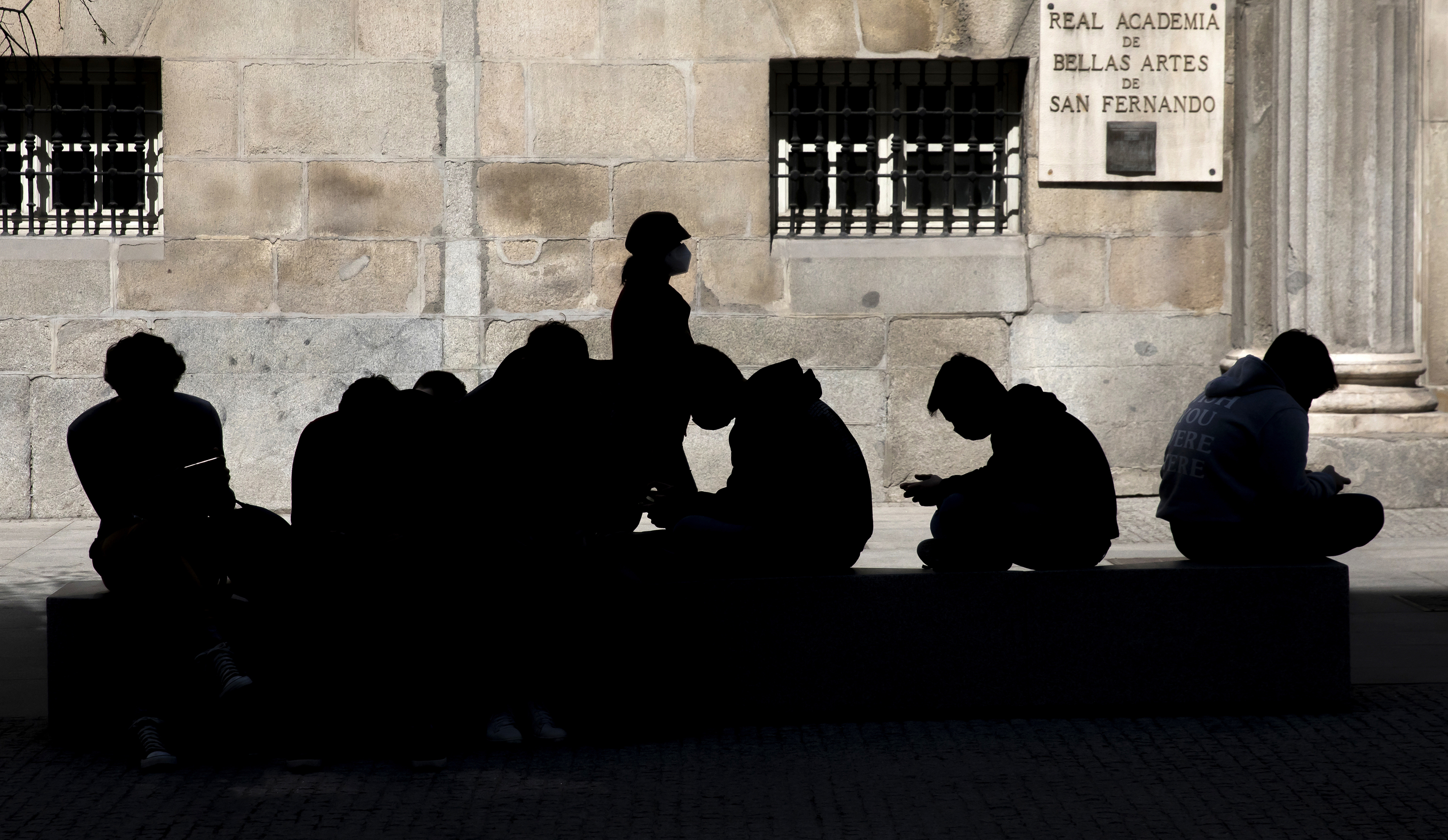 Dos menores con el mvil en una calle de Madrid.
