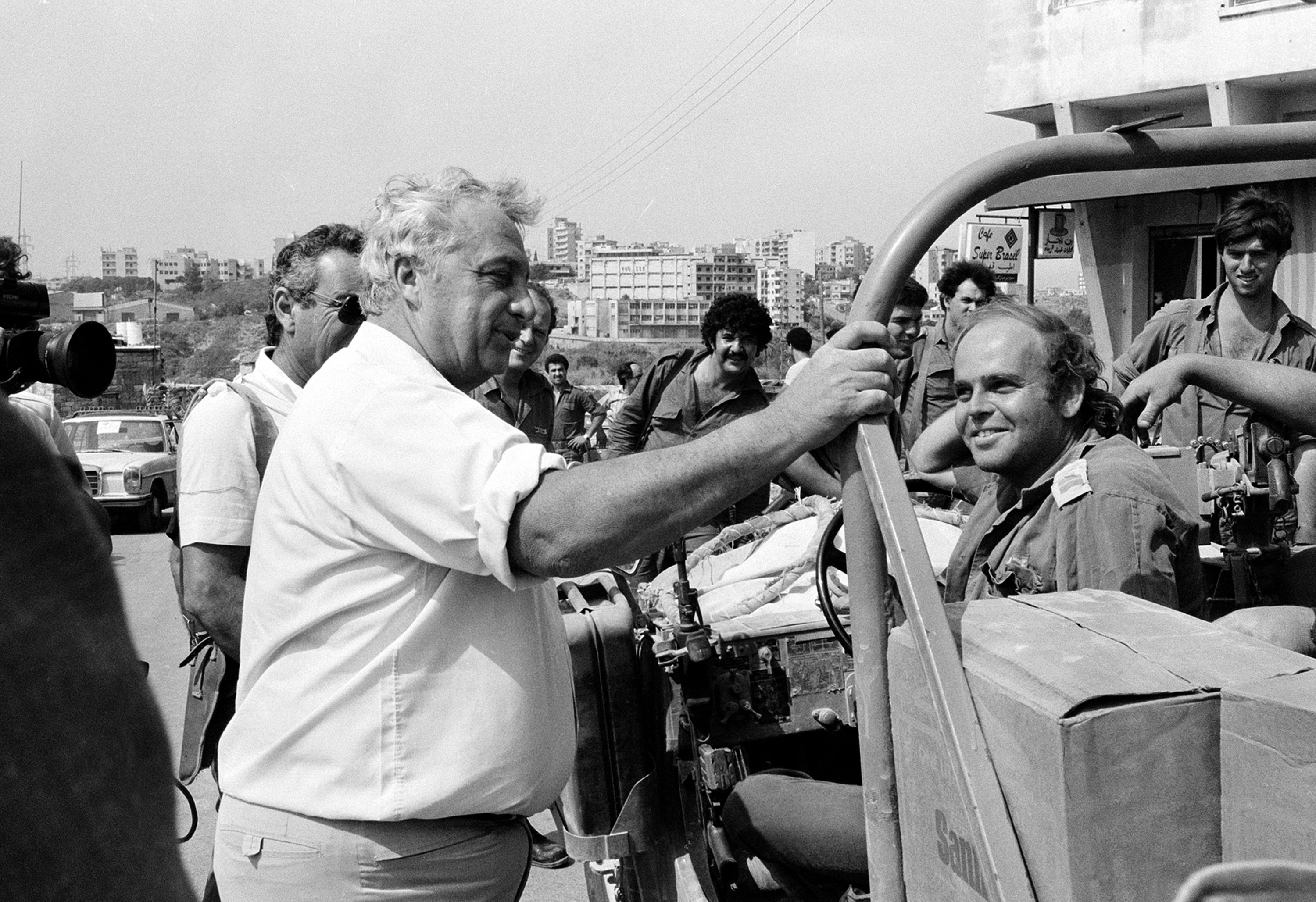 Ariel Sharon saluda a las tropas israeles movilizadas en Beirut, en 1982.